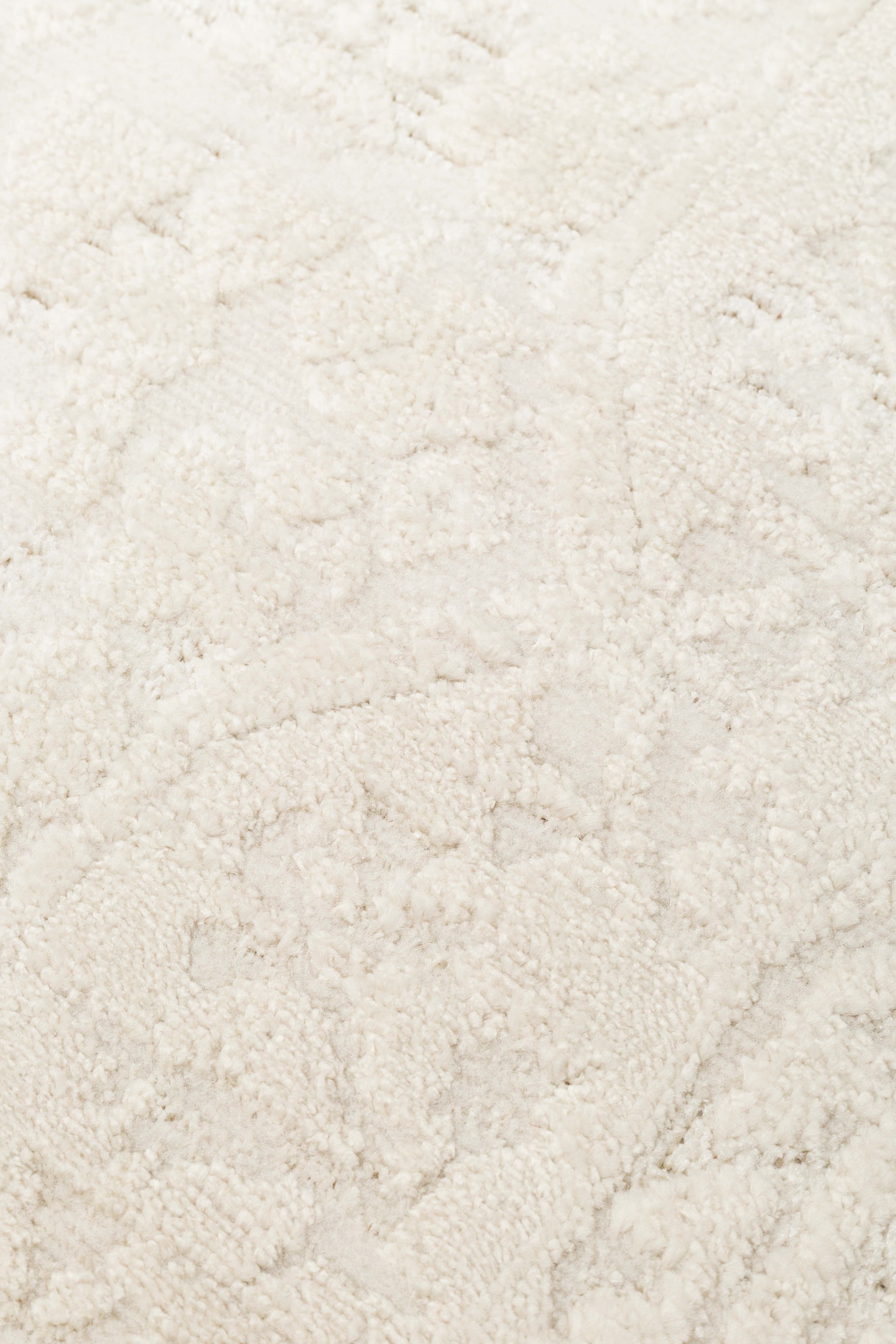 RIVERA RVR 02 WHITE  Modern ve Klasik Desenli Yüksek Alçak Çift Boyutlu Dokumaya Sahip Yumuşak Tuşeli Makine Halısı