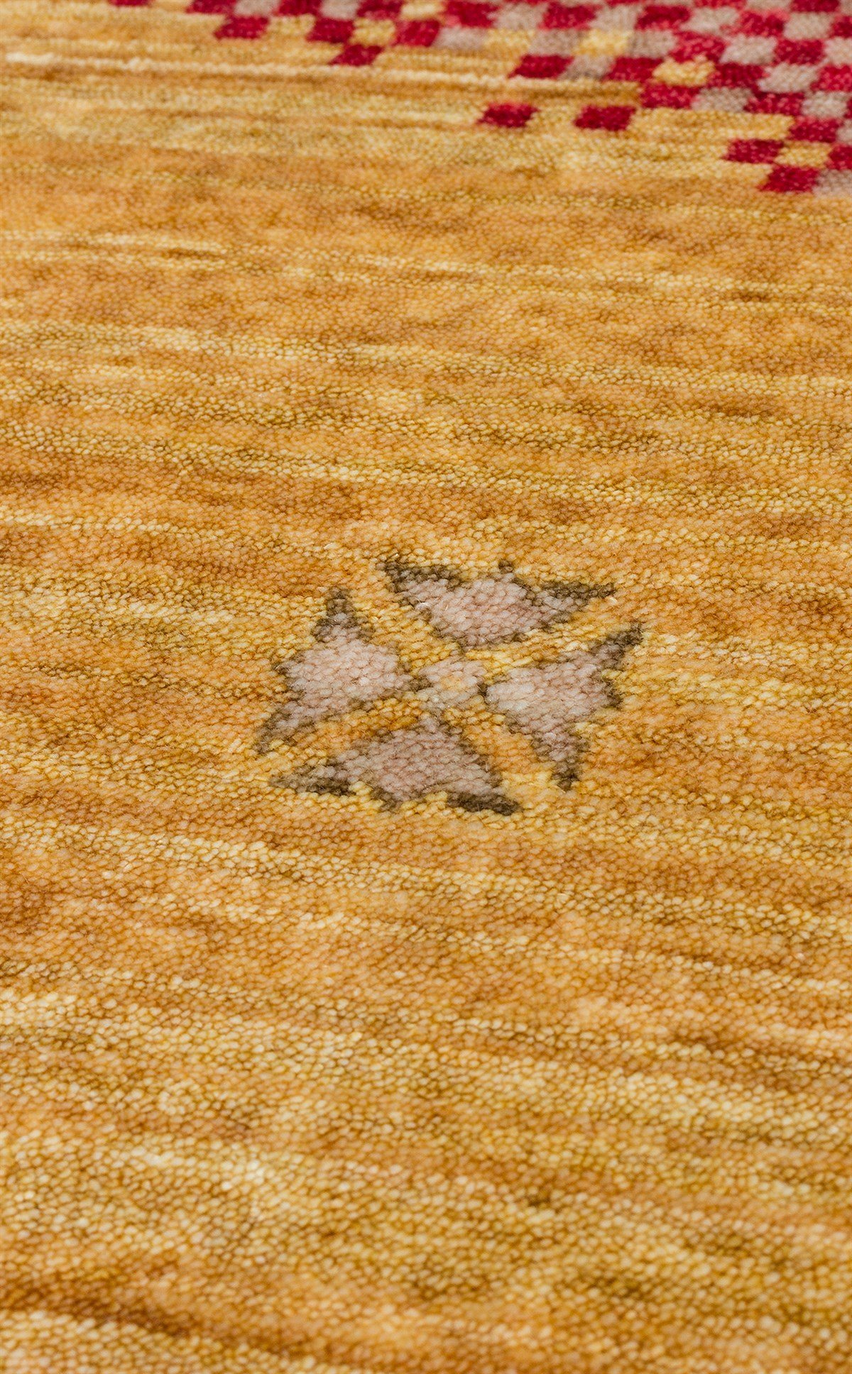 ZARA ZR 07 BEIGE AUTUMN Q  Otantik Desenli Özel Hav Vermeyen ve Kolay Temizlenebilir Tensel Kullanılarak El Emeği ile Özel Tezgahlarda Üretilen Modern Uşak Halısı