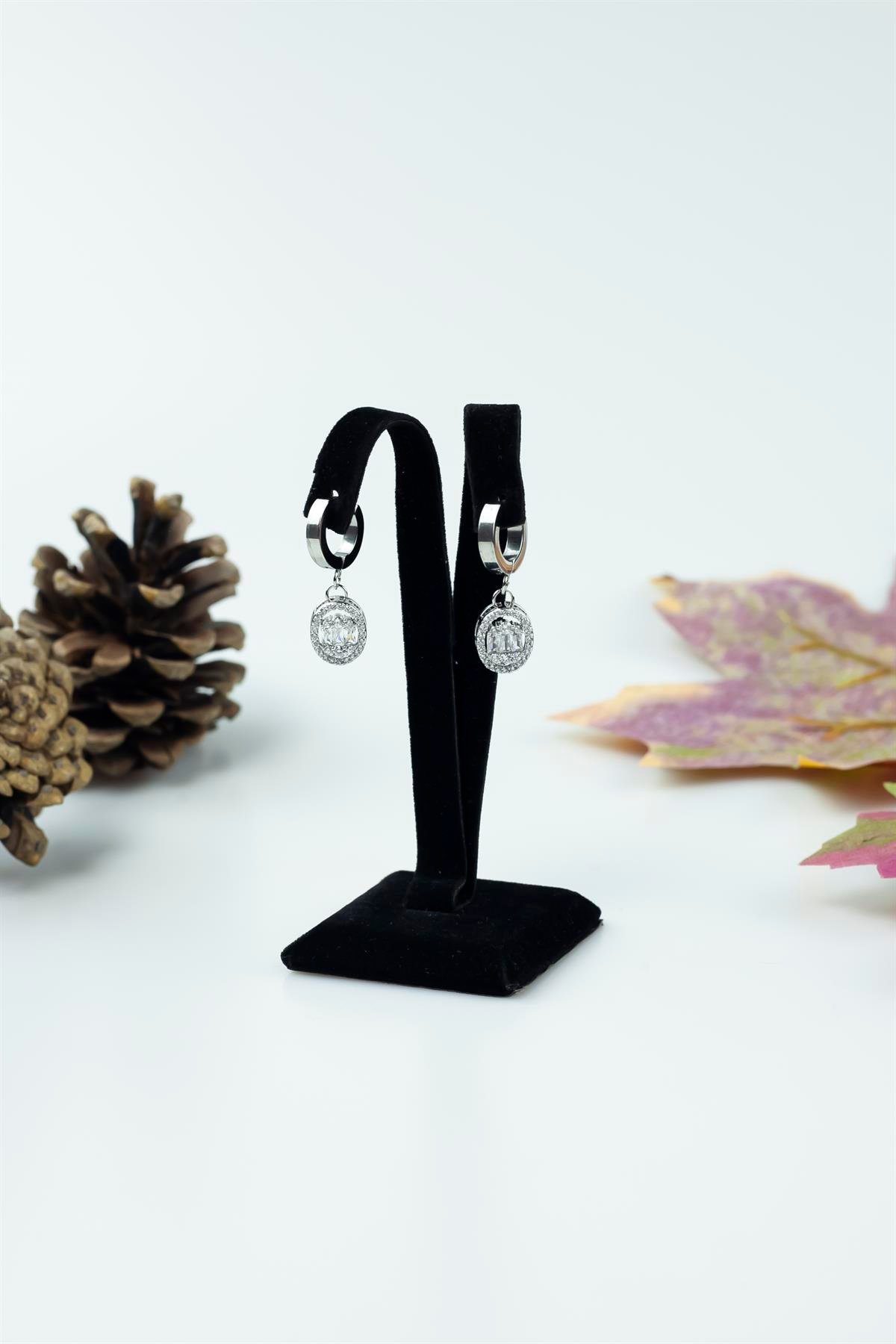 Baget Model Zirkon Taş İşlemeli Kararmaz Çelik Küpe 3675
