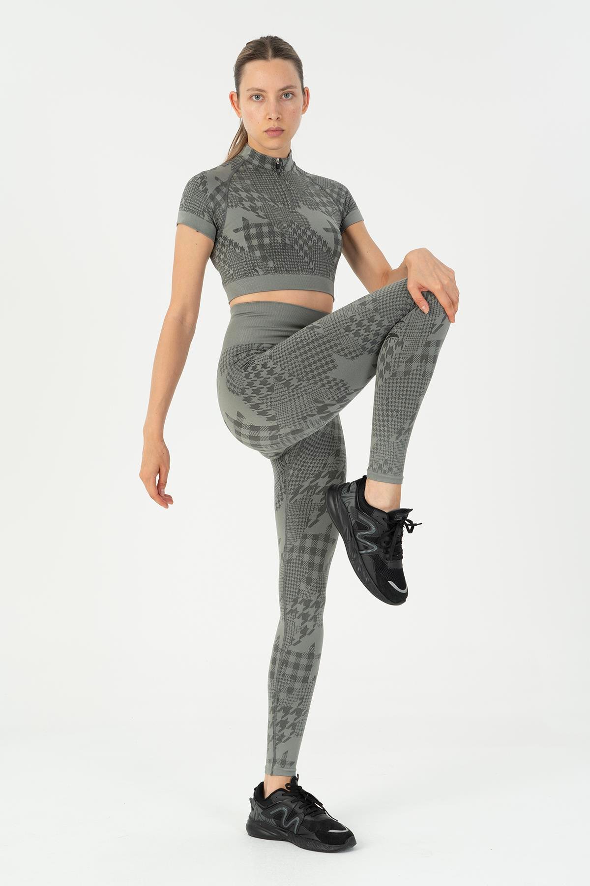 Maraton Active SlimFit Kadın Bisiklet Yaka  Reglan Kol Fitness Siyah Crop Top 811040