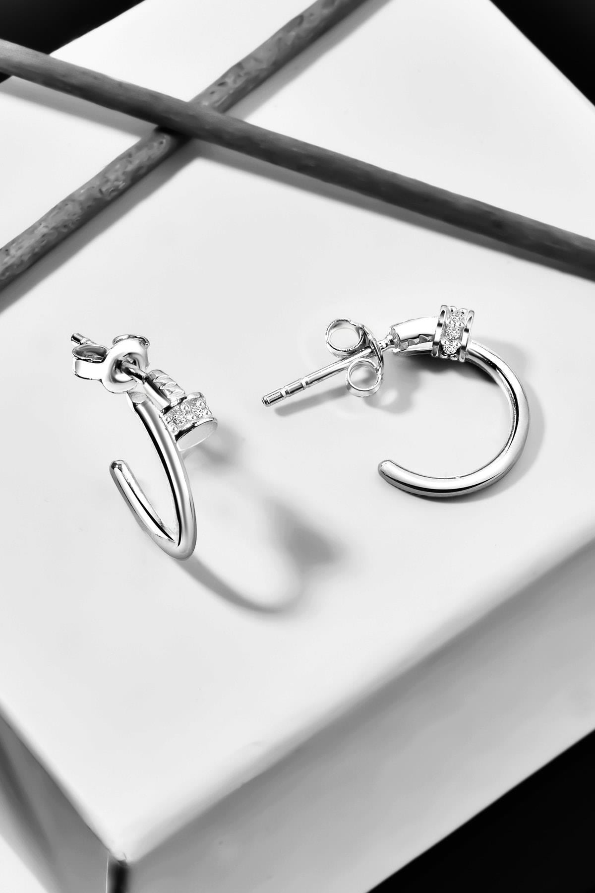 gümüş1.3 cm vida model çivili küpe