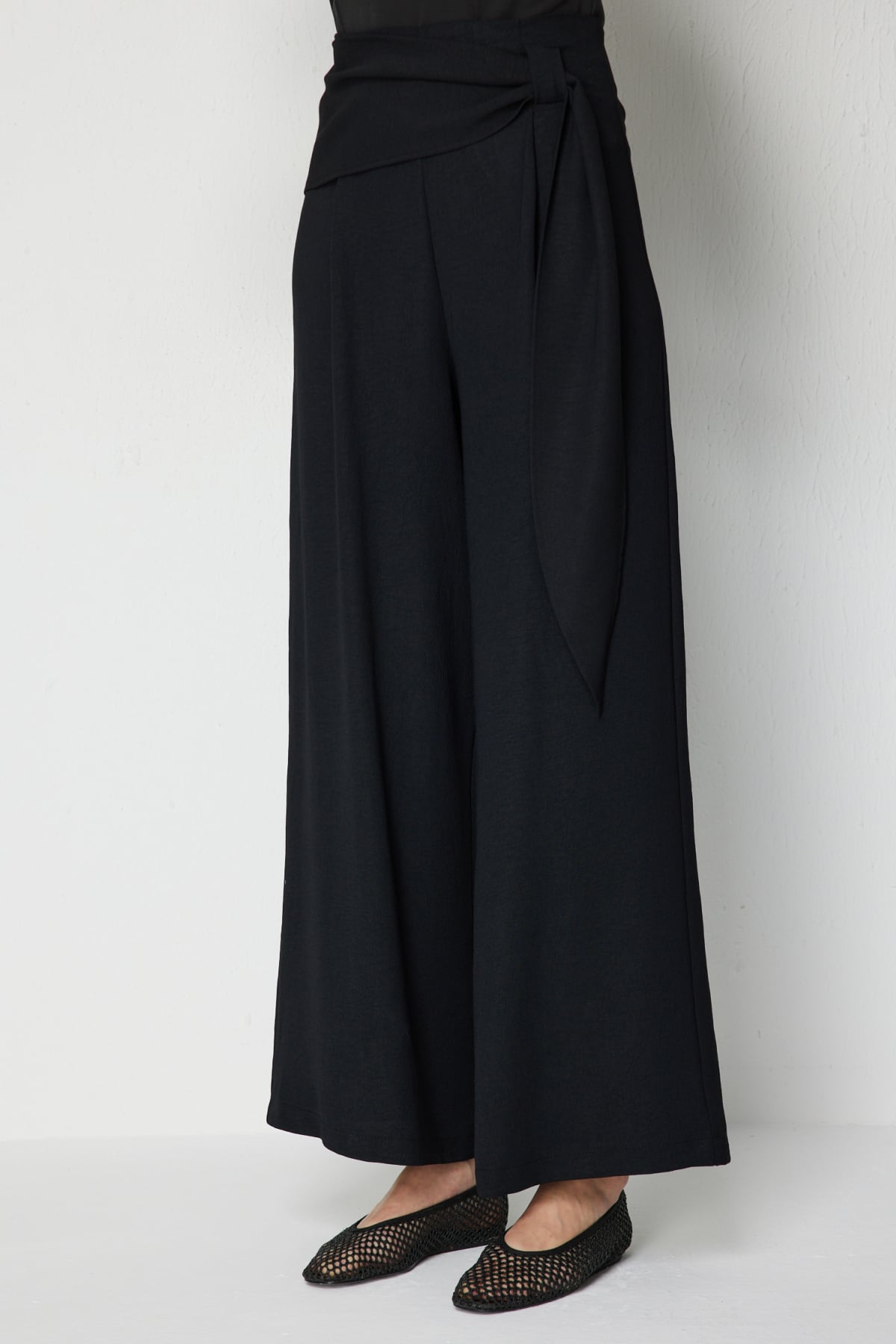 Bel Detaylı Bol Paça Pantolon - Siyah