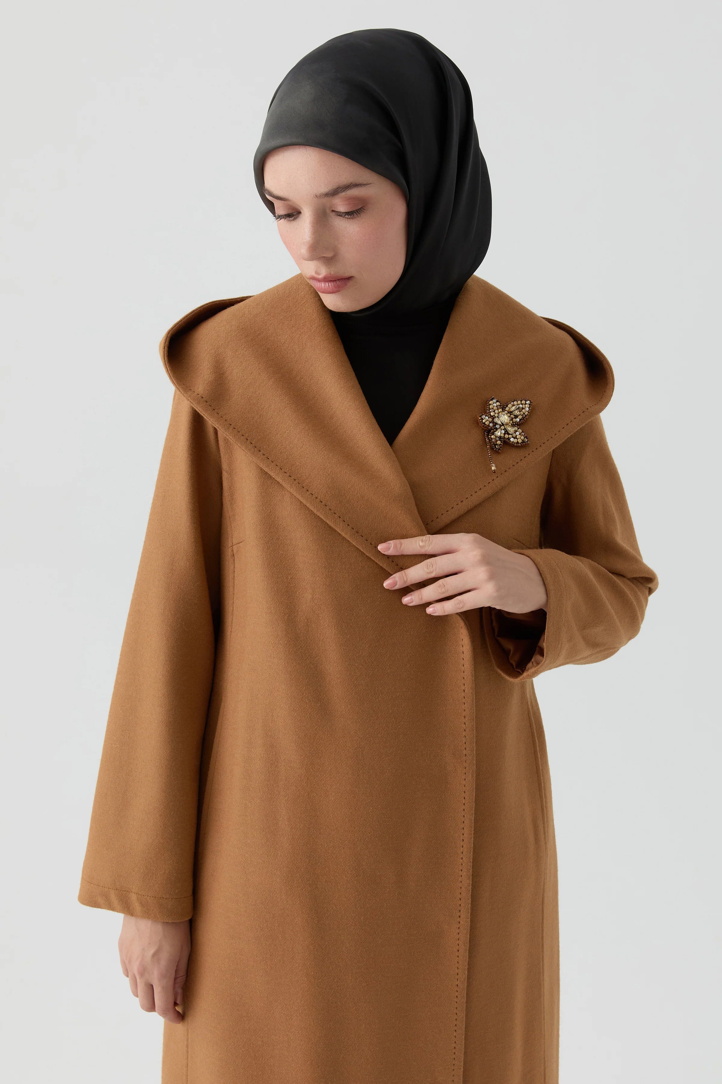 Kapüşonlu Broş Detaylı Keçe Kaban - Camel