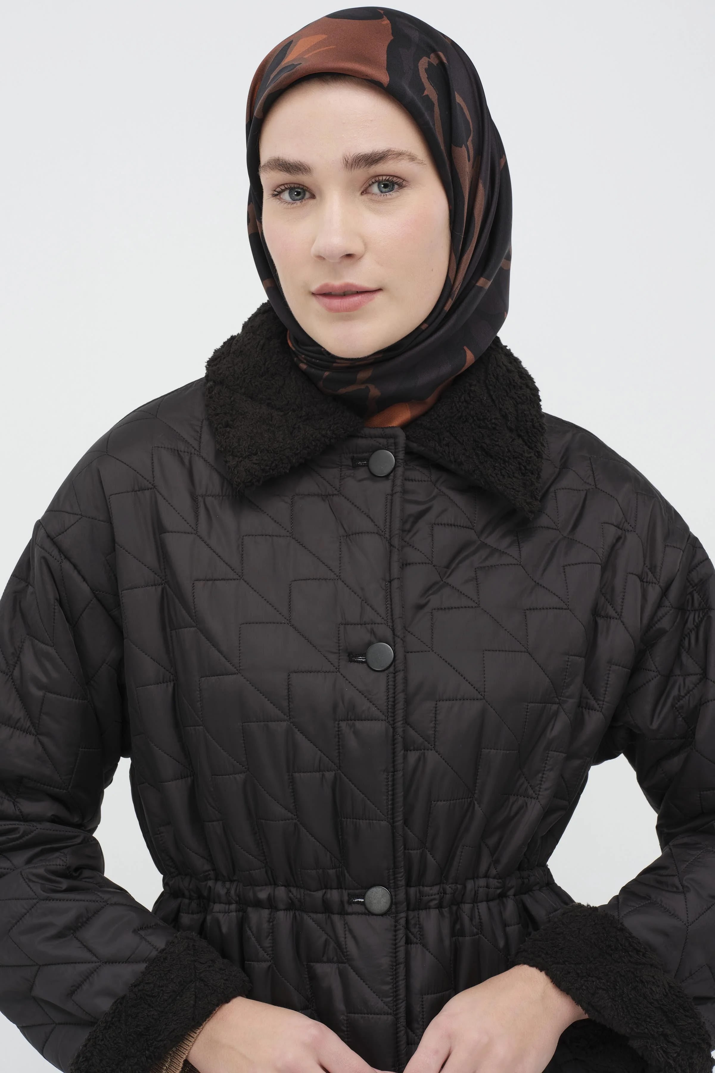 Peluş Detaylı Kapitone Manto - Siyah