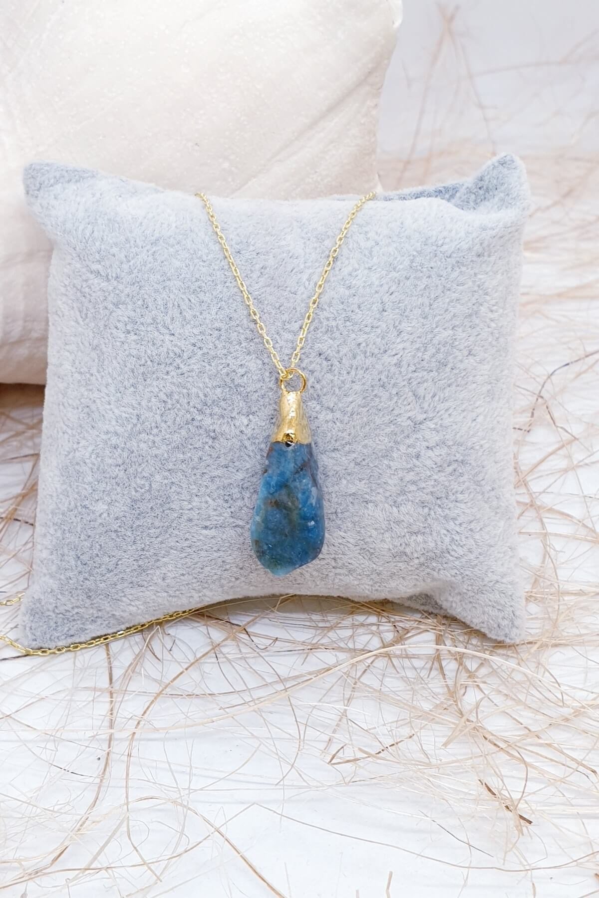 Apatit Gümüş Zincirli Kolye