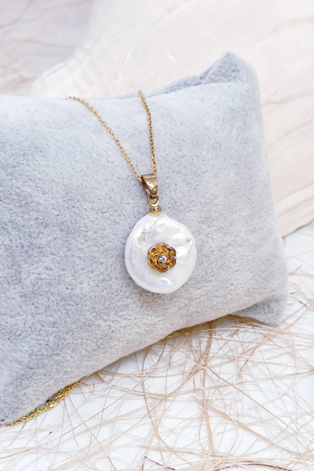 Çiçek Temalı İnci Kolye