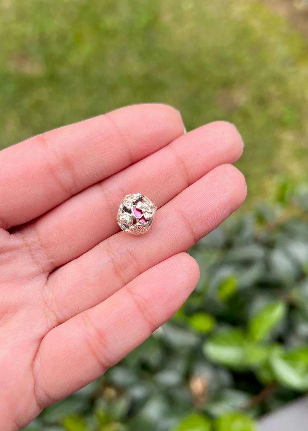 Pembe Çiçekli Küre Charm