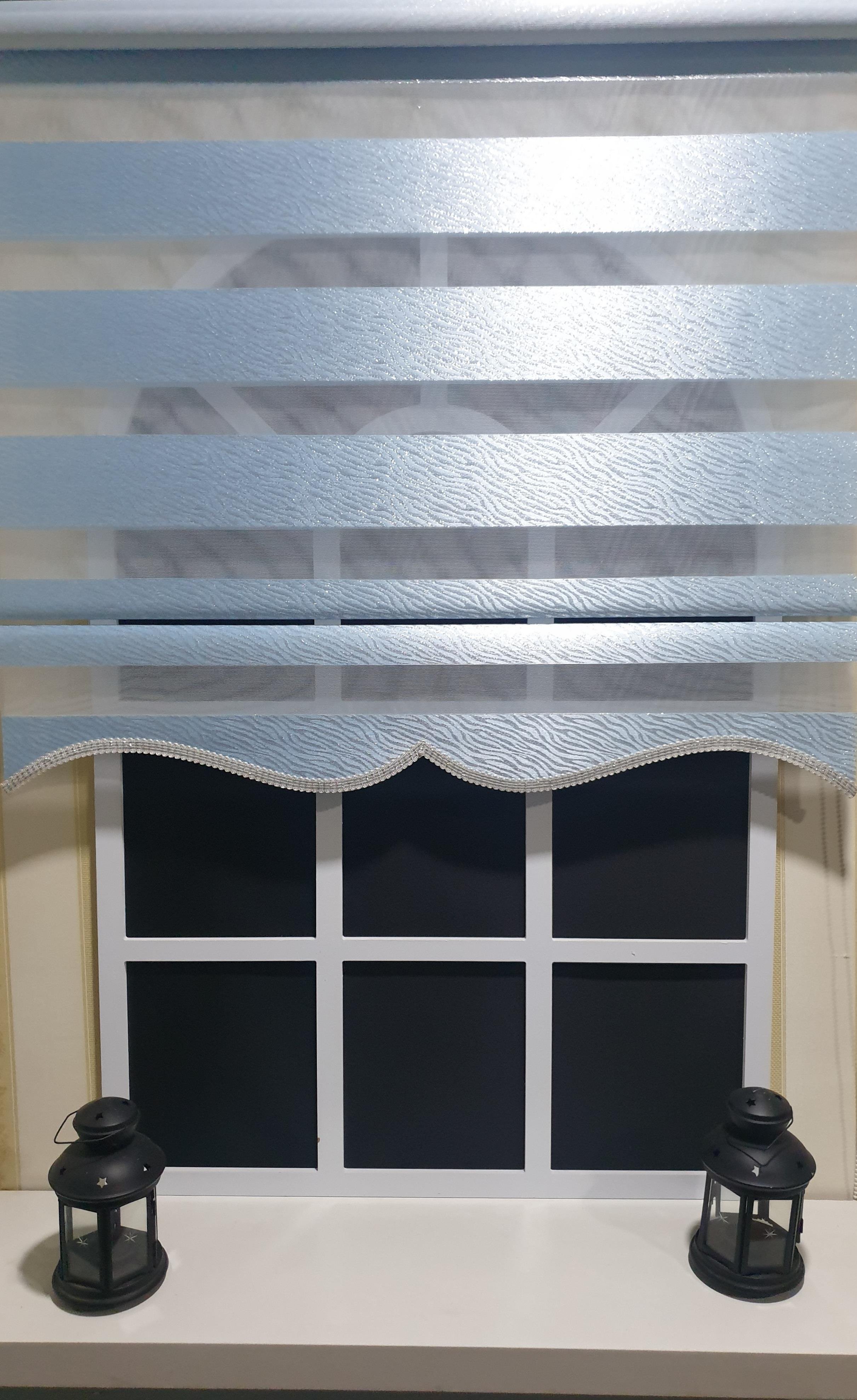 StorBurada Zebra Stor Perde Zebra Desen Gümüş Simli Mavi Etek Dilimli STB900StorBuradaStorBurada Zebra Stor Perde Zebra Desen Gümüş Simli Mavi Etek Dilimli STB900