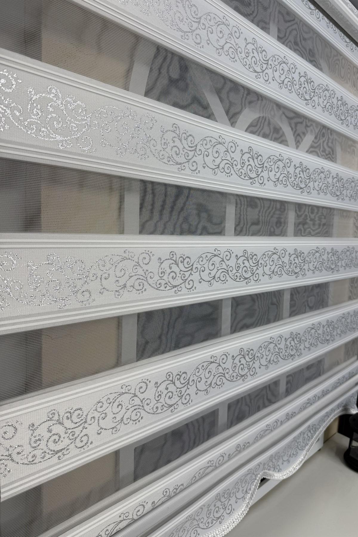 Zebra PerdelerStorBuradaStorBurada Zebra Stor Perde Sarmaşık Desen Gümüş Simli  Etek Dilimli STB9300 V 01