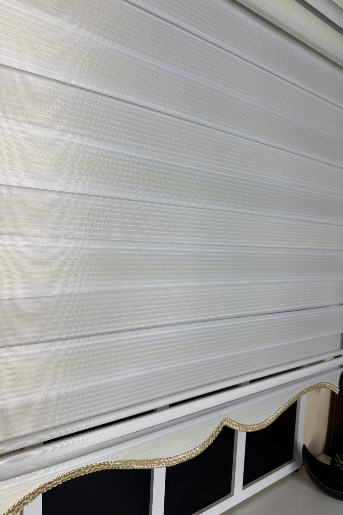 Zebra PerdelerStorBuradaStorBurada Beyaz Zemin Krem Renk Geçişli Zebra Stor Perde (ETEKLİ)