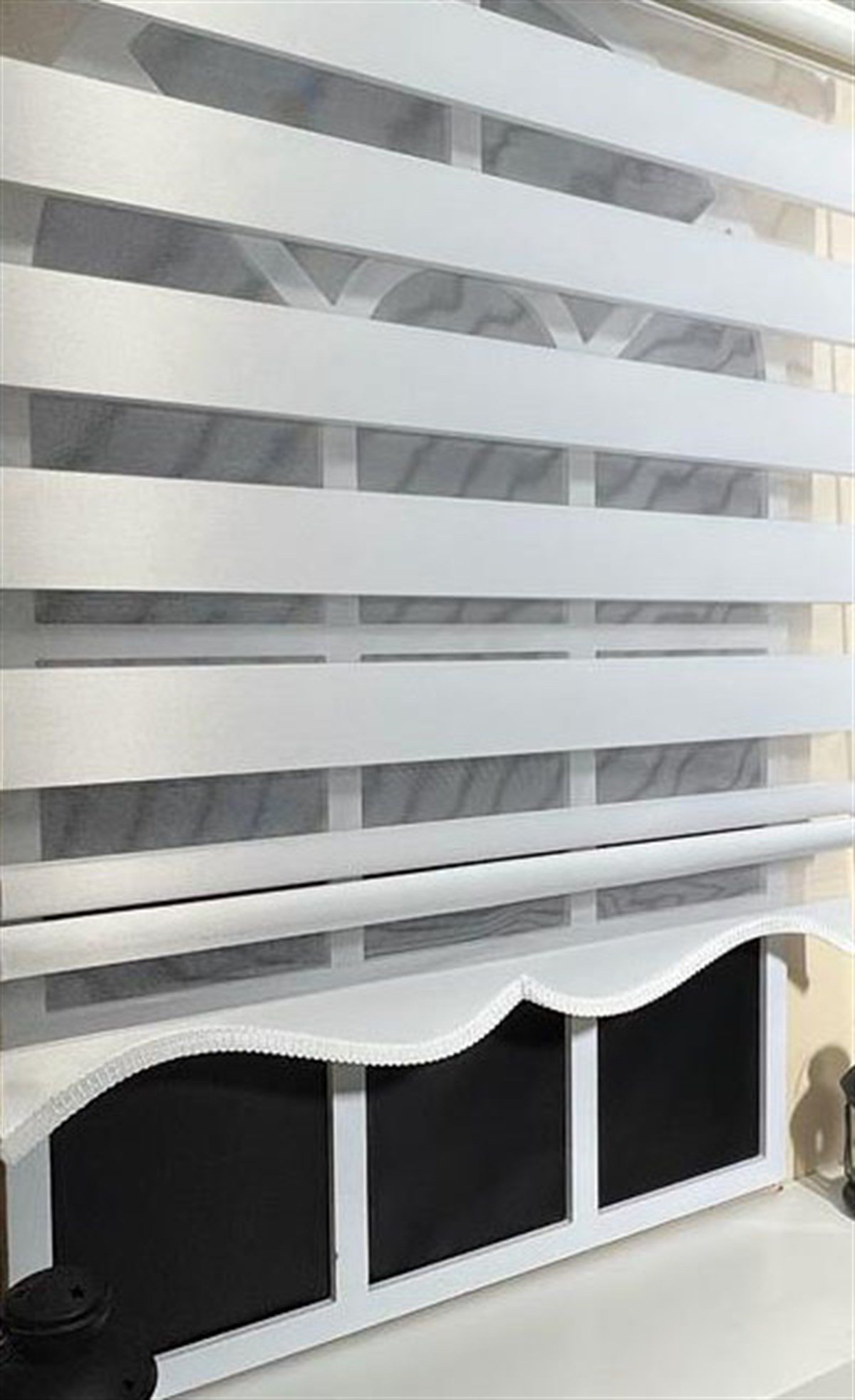Zebra Stor Perde Beyaz  Etek Dilimli  Z-STB400V01