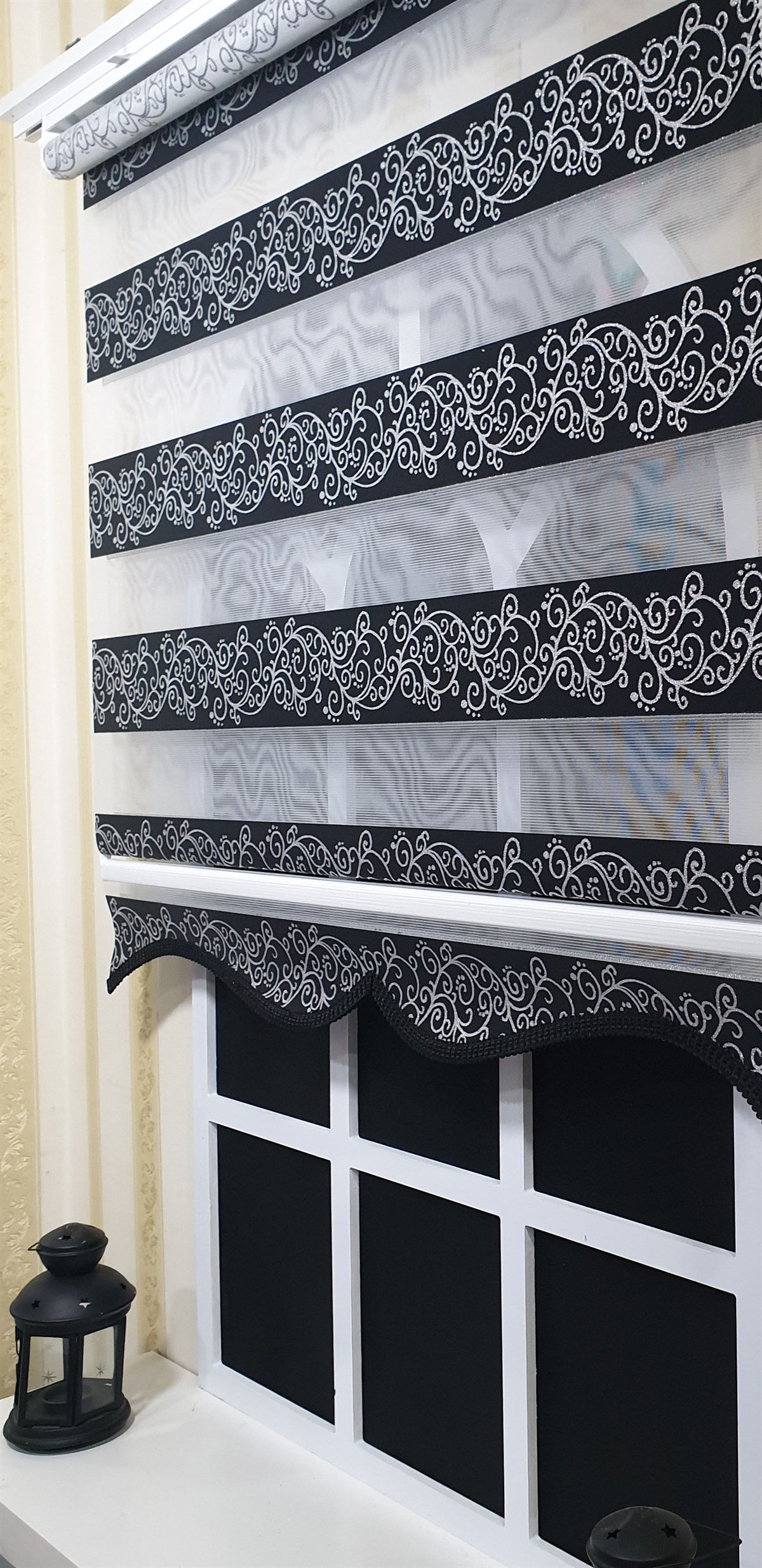 Zebra Stor Perde Siyah Sarmaşık Desen Gümüş Simli  Etek Dilimli STB9300 V 03
