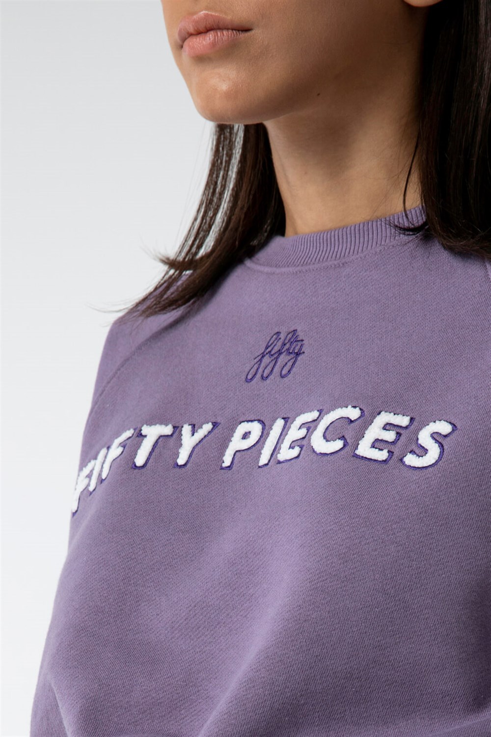 KADIN BÜZGÜLÜ CROP SWEATSHIRT