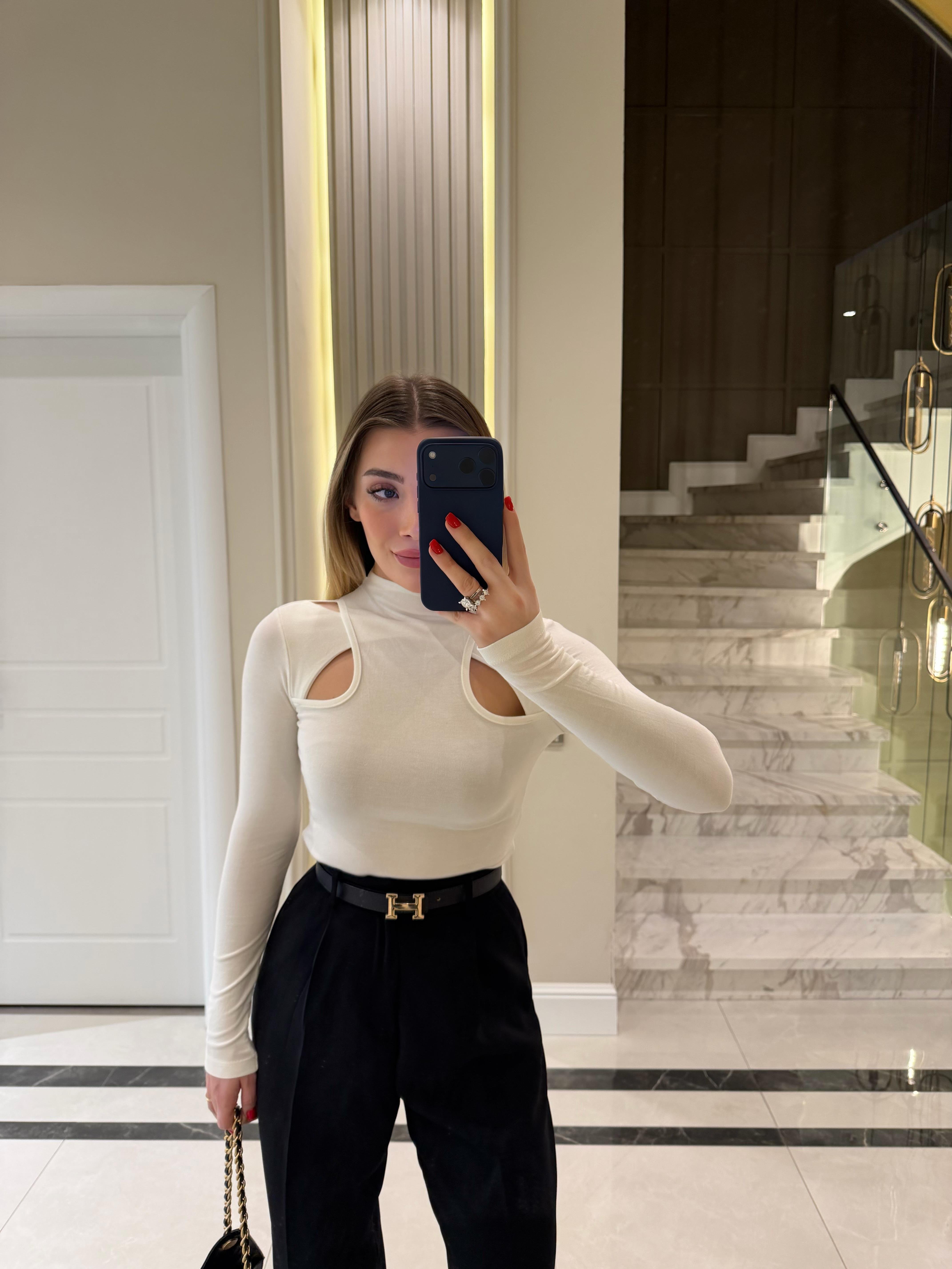 Açık Ekru Önü Pencere Detaylı Bluz-1011