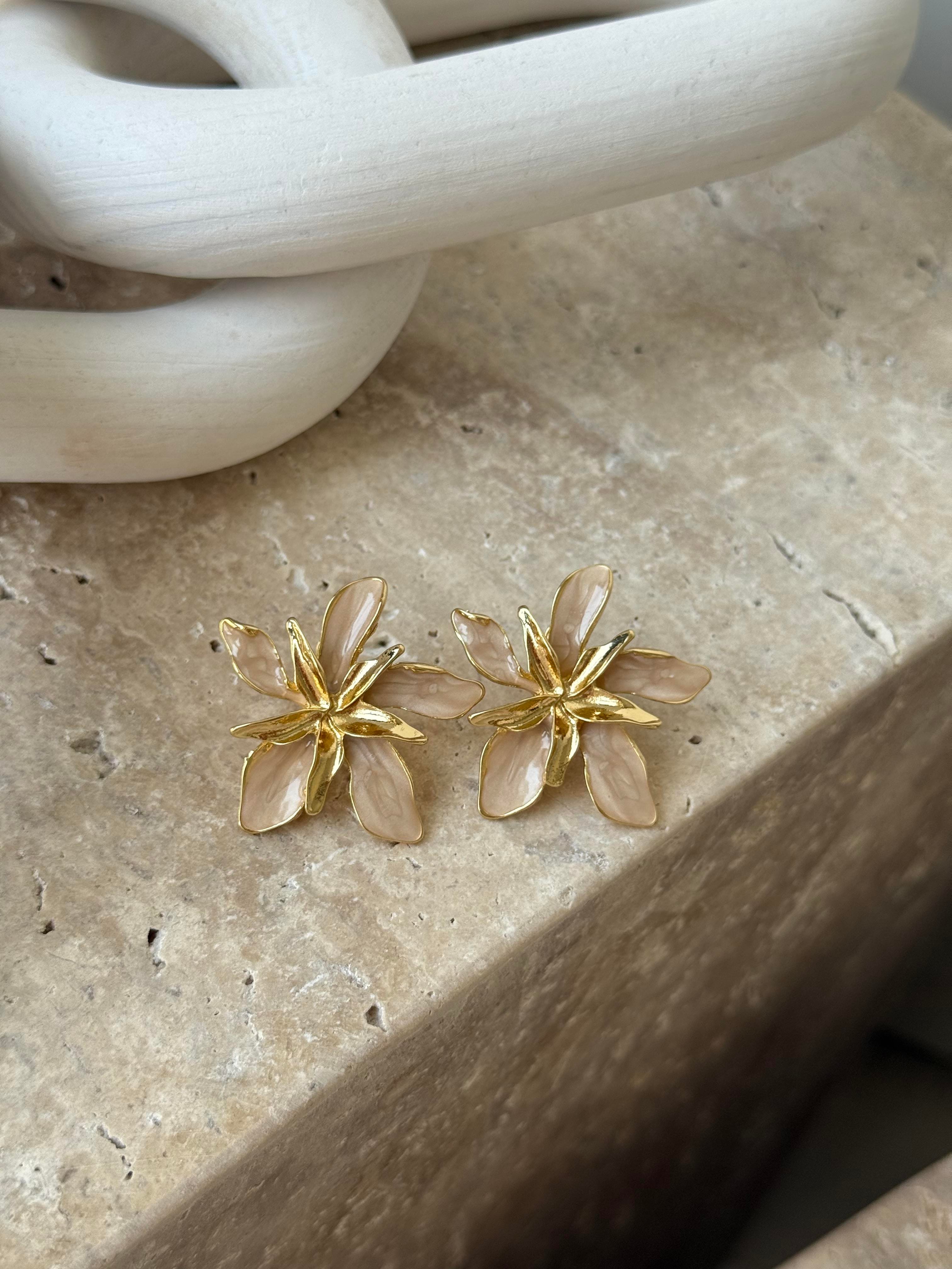 Bej Mineli Mini Çiçek Küpe