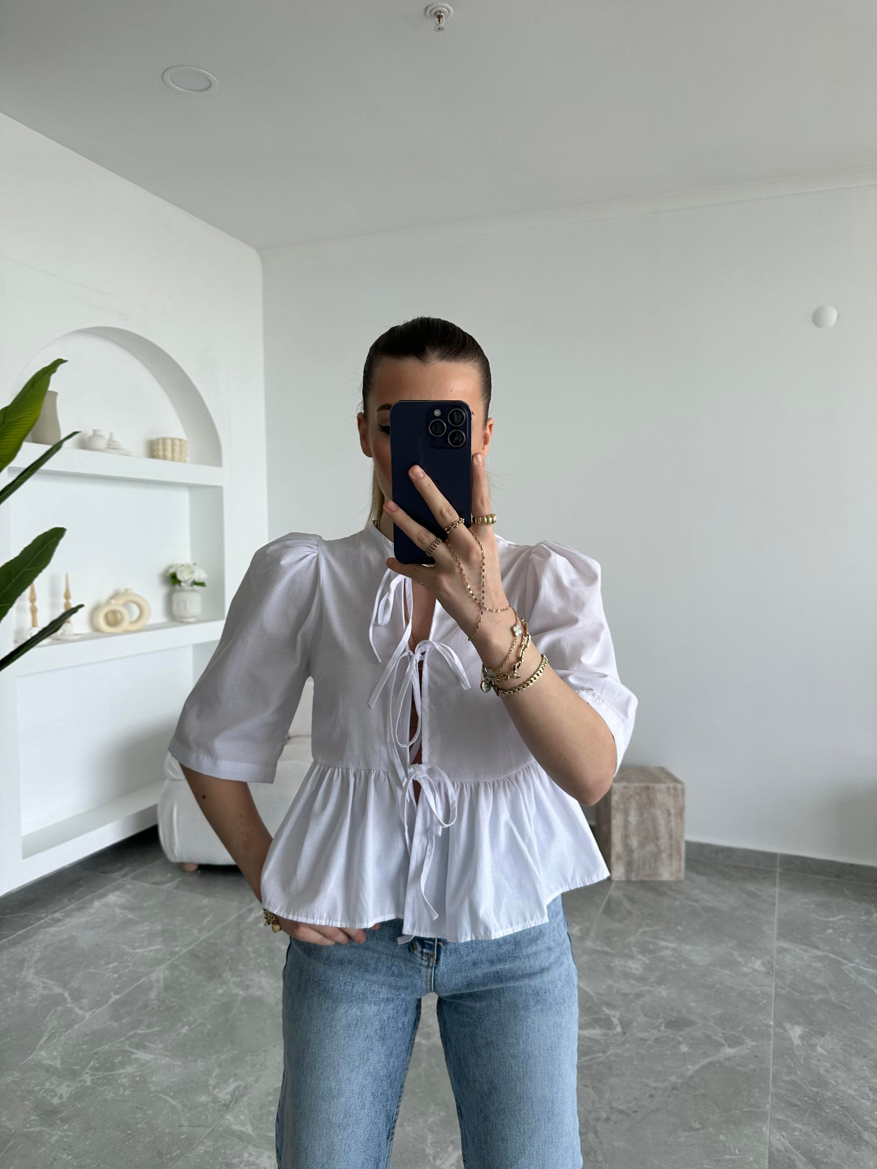 Beyaz Ucu Fırfırlı Fiyonklu Poplin Bluz
