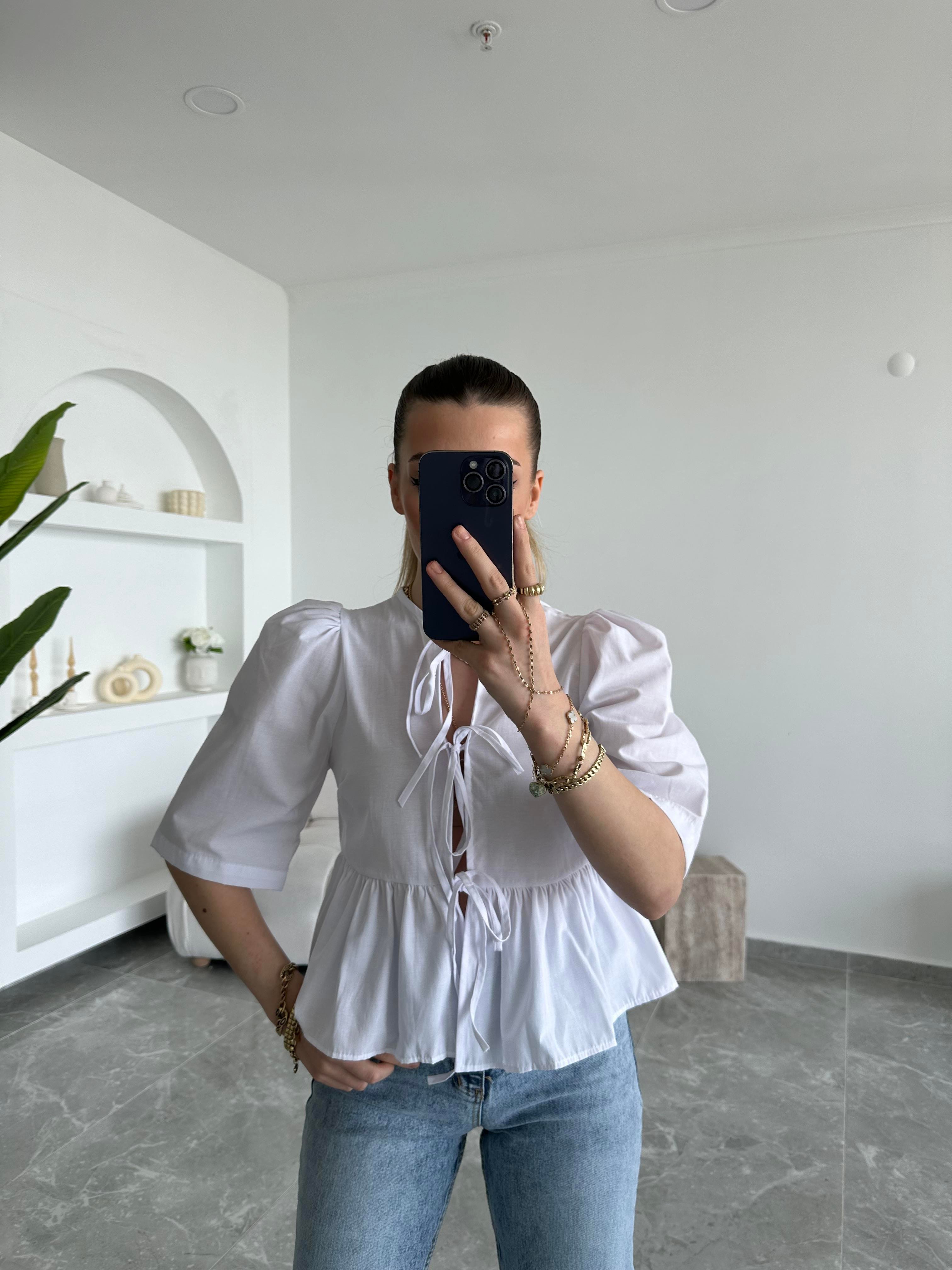 Beyaz Ucu Fırfırlı Fiyonklu Poplin Bluz