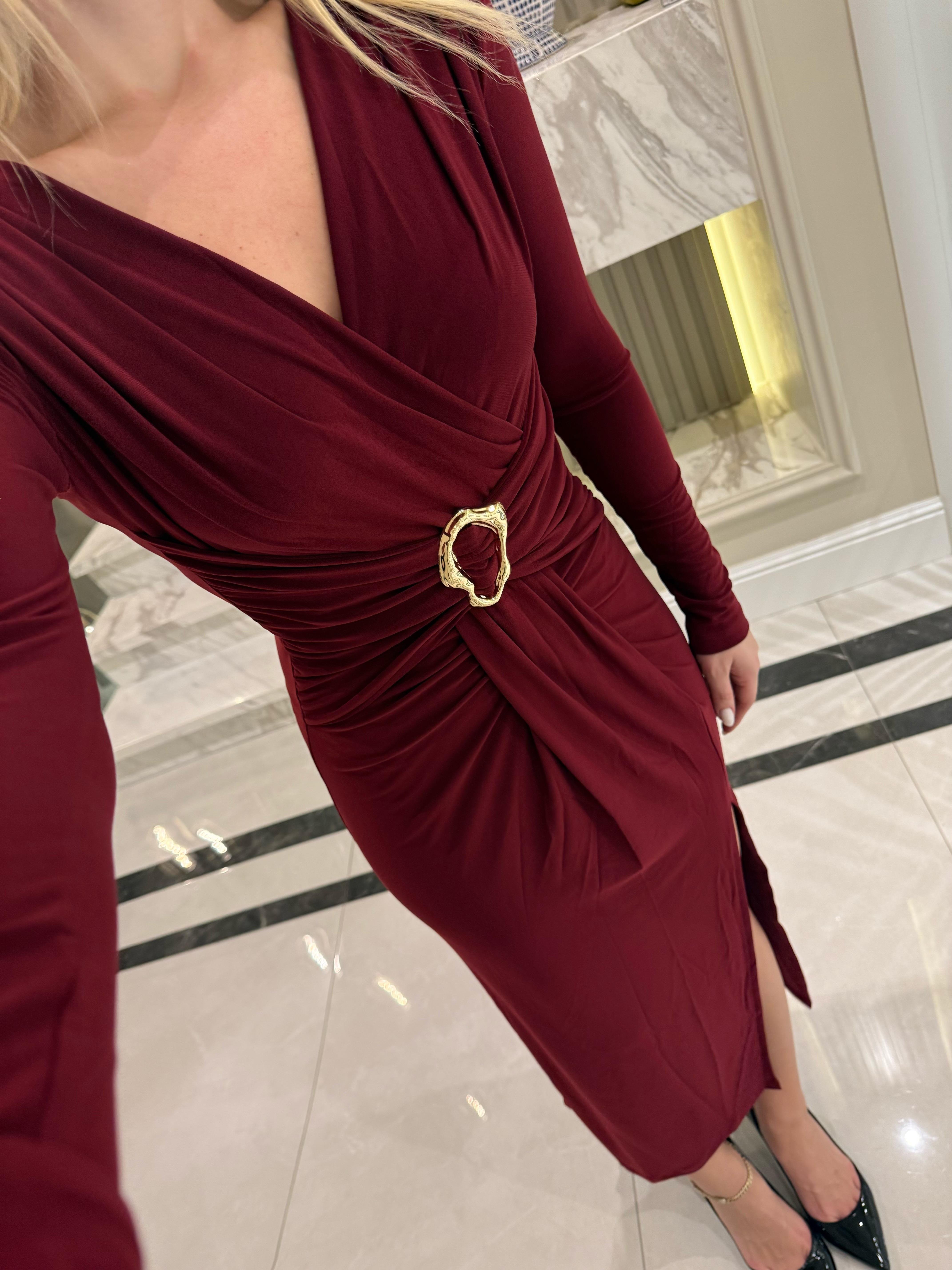 Bordo Broş Detaylı Yırtmaçlı Elbise
