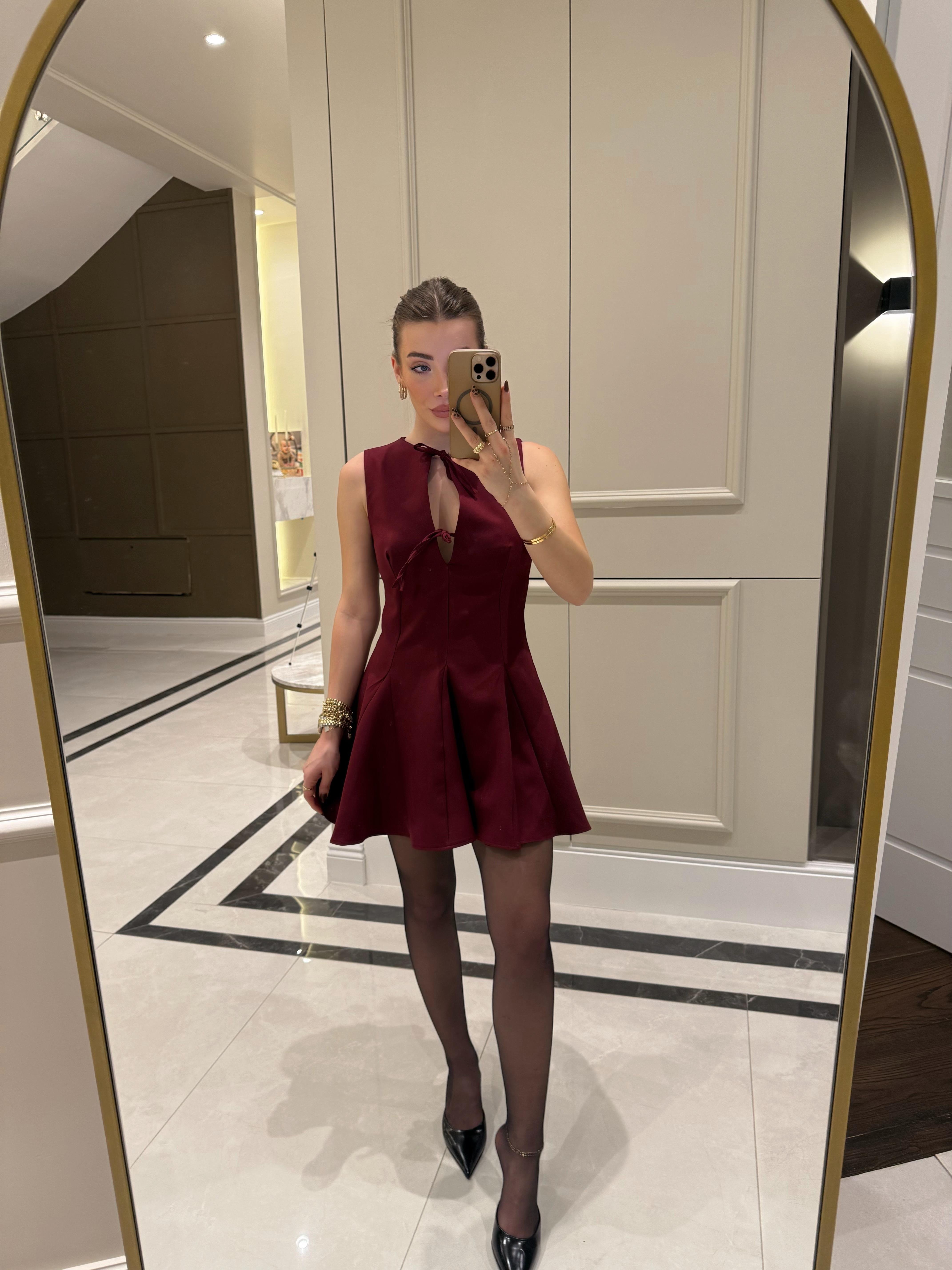 Bordo Yakası Bağcıklı Mini Elbise