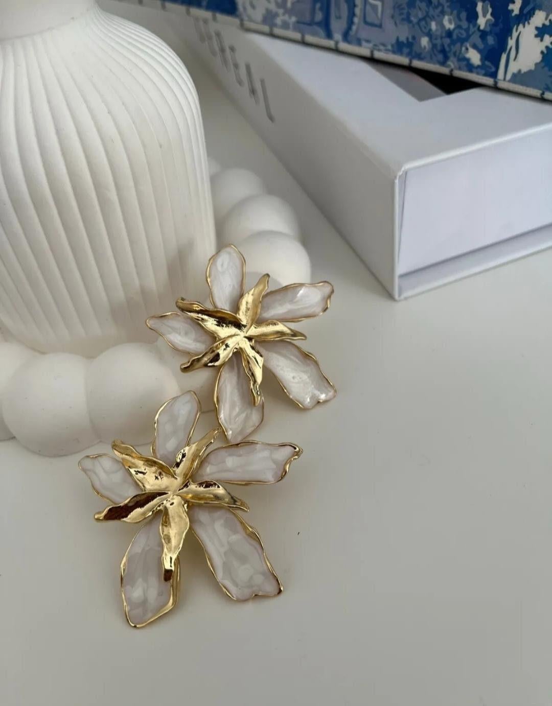 Ekru Mineli Çiçek Küpe 