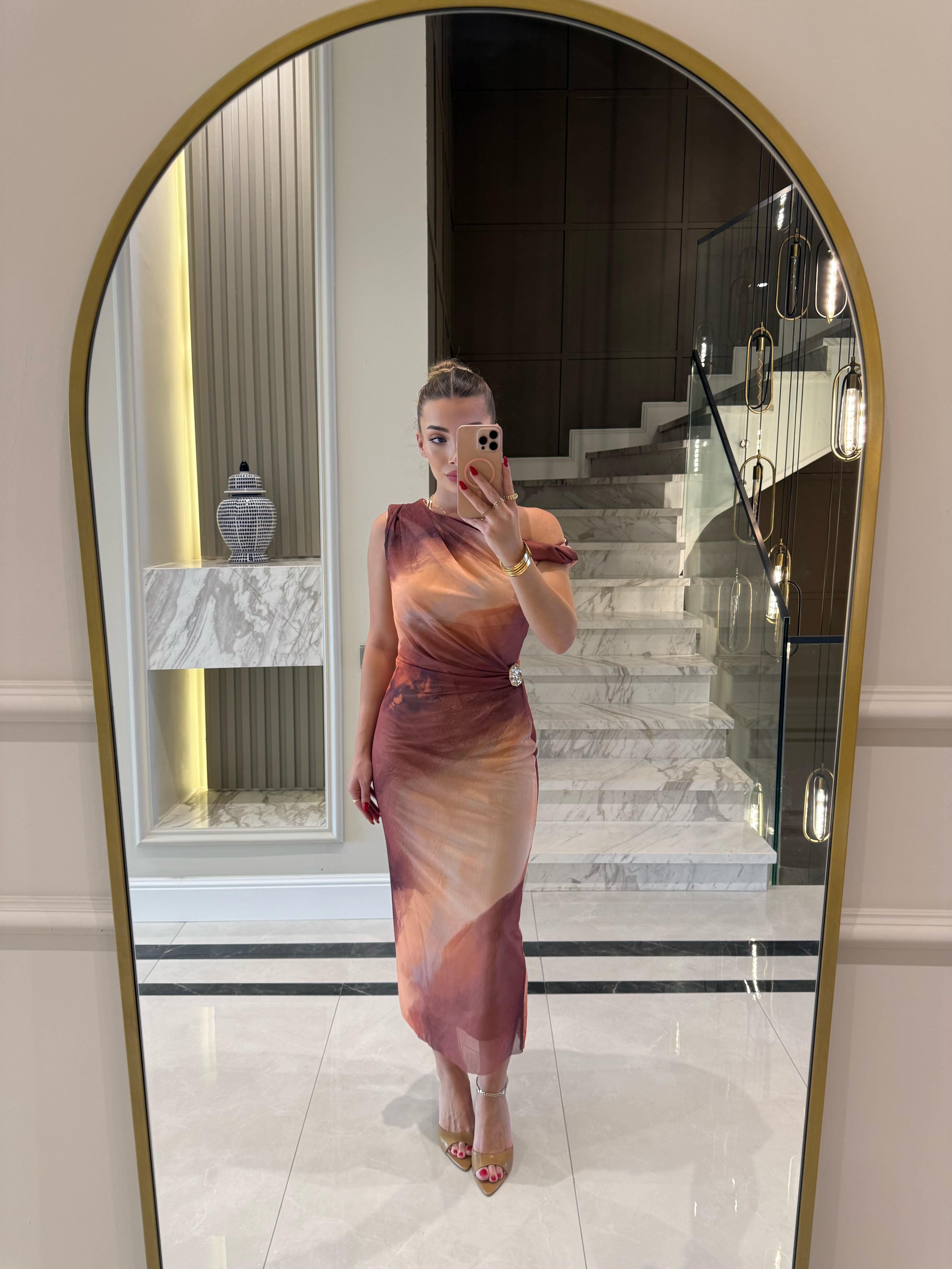 Kahve Batik Desenli Drapeli Marka Model Elbise- ÖN SİPARİŞ ÜRÜNÜDÜR .