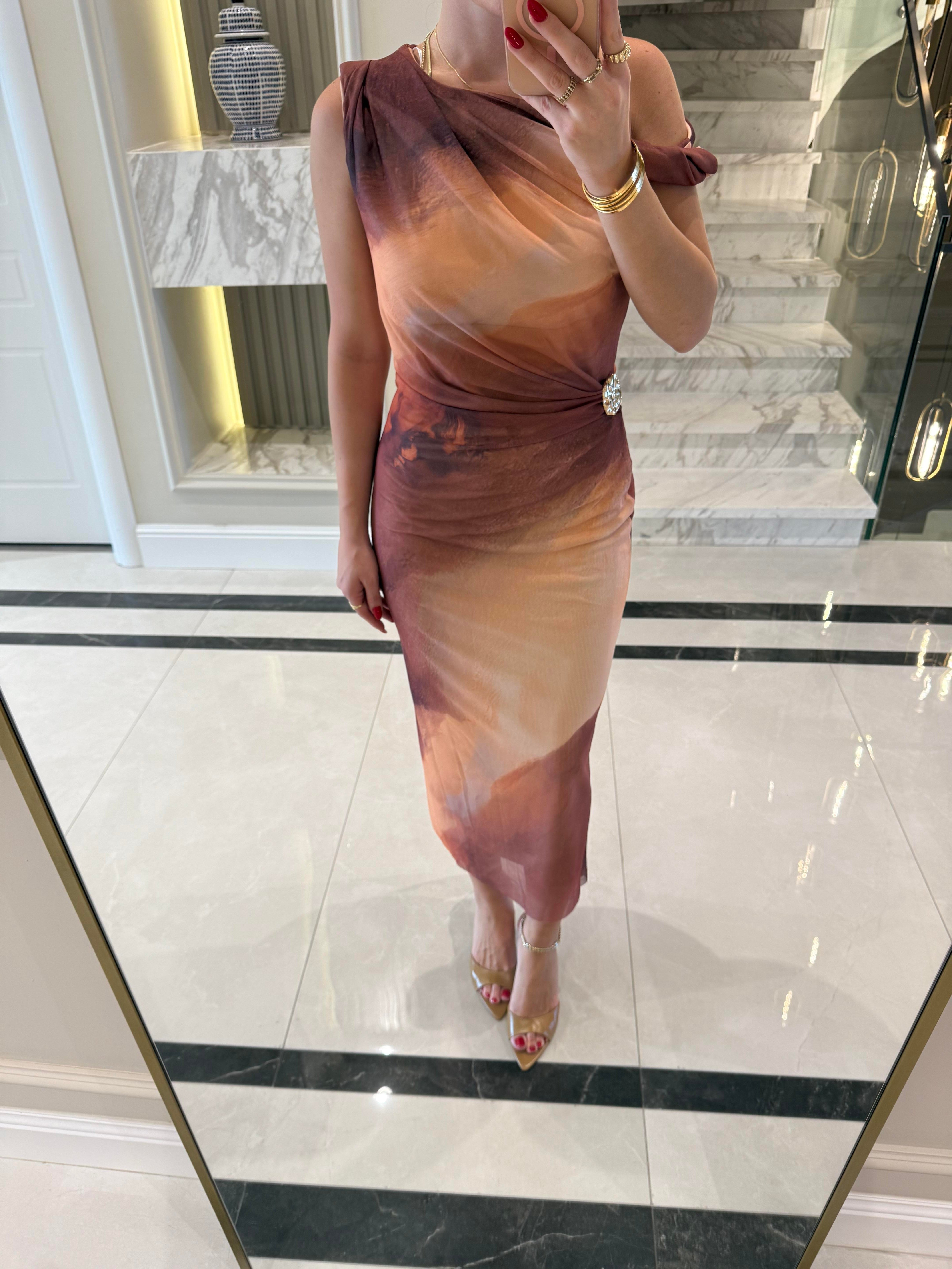 Kahve Batik Desenli Drapeli Marka Model Elbise- ÖN SİPARİŞ ÜRÜNÜDÜR .