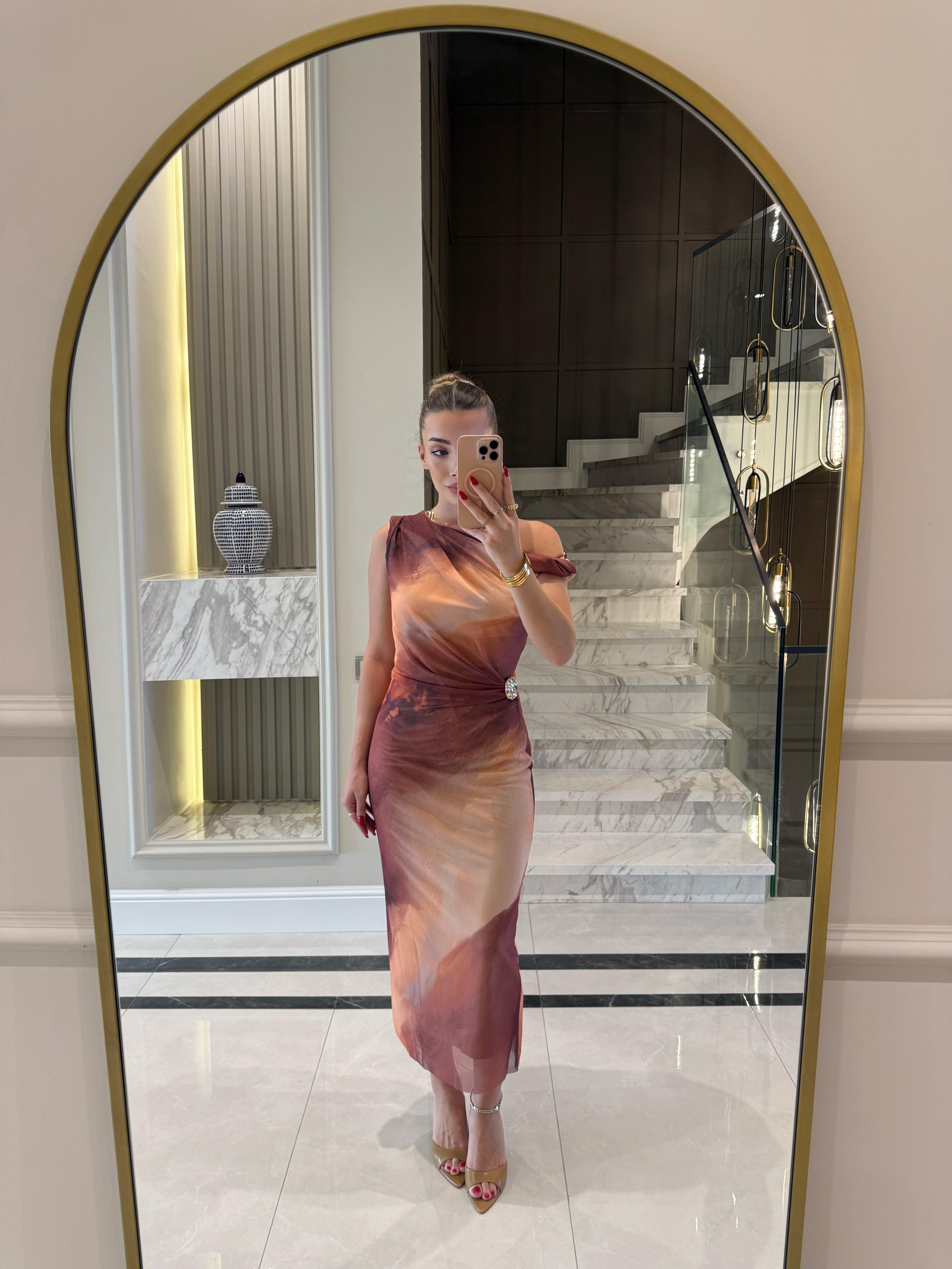 Kahve Batik Desenli Drapeli Marka Model Elbise- ÖN SİPARİŞ ÜRÜNÜDÜR .