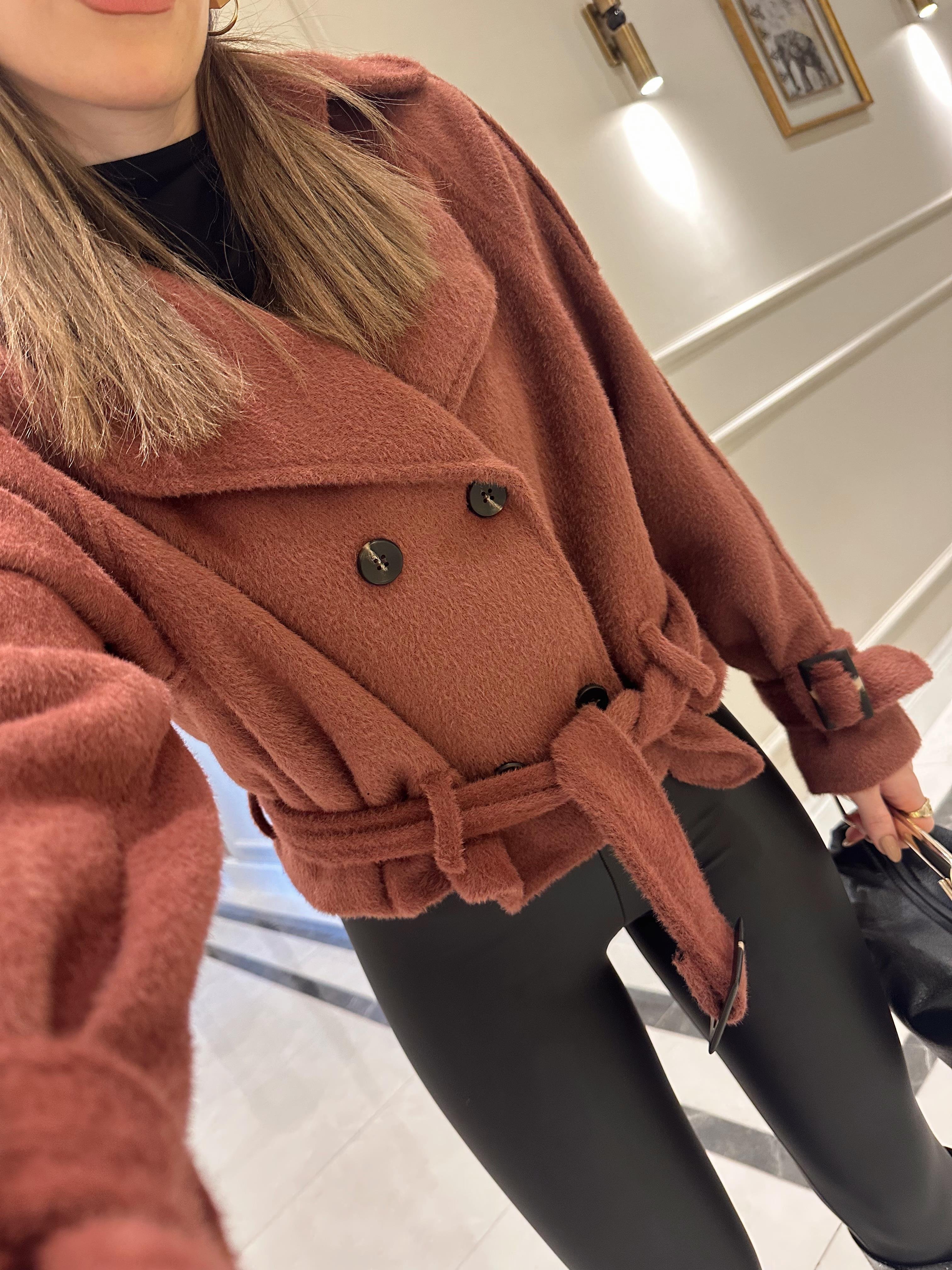 Marka Model Bordo Kemer Detaylı Kısa Yumoş Kaşe Ceket