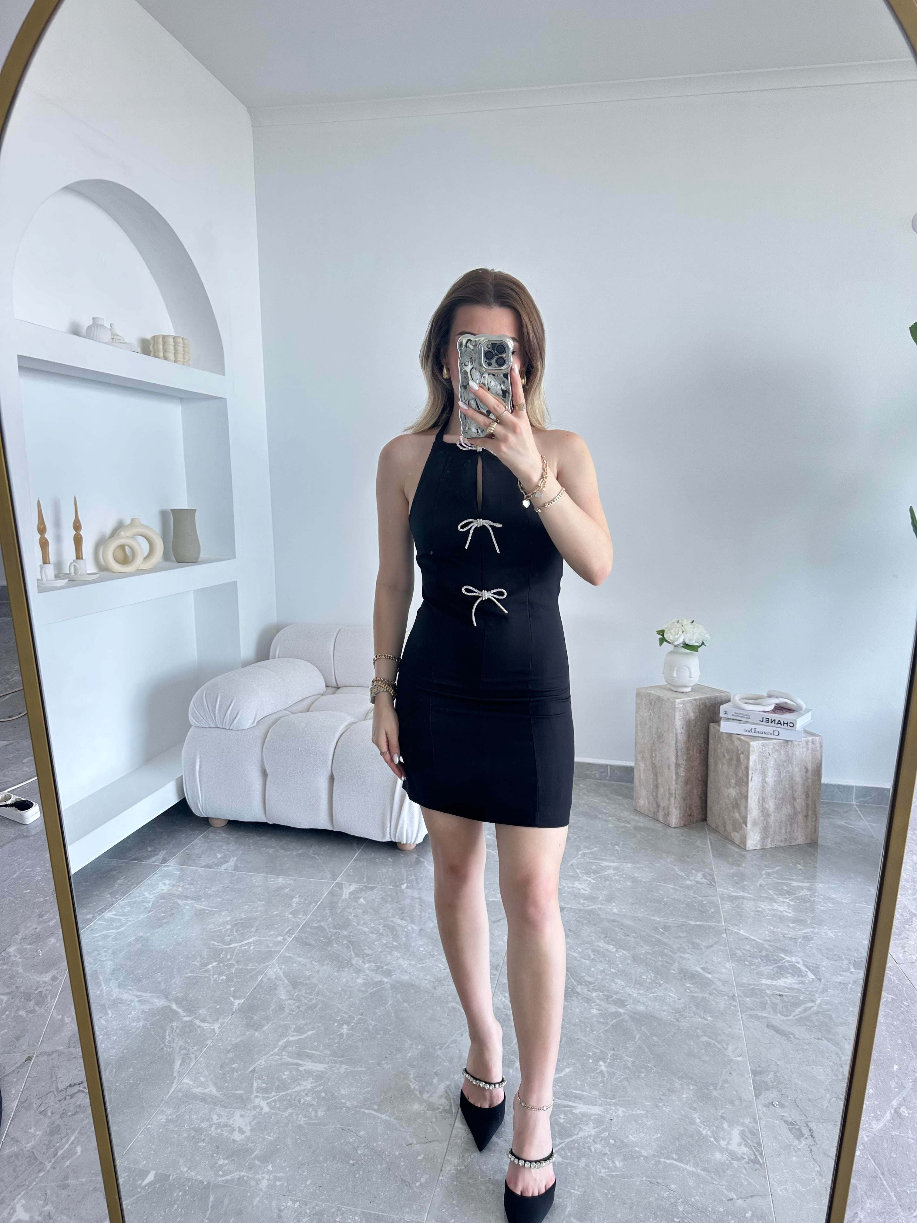 Marka Model Parlak Taşlı Fiyonklu Siyah Mini Elbise