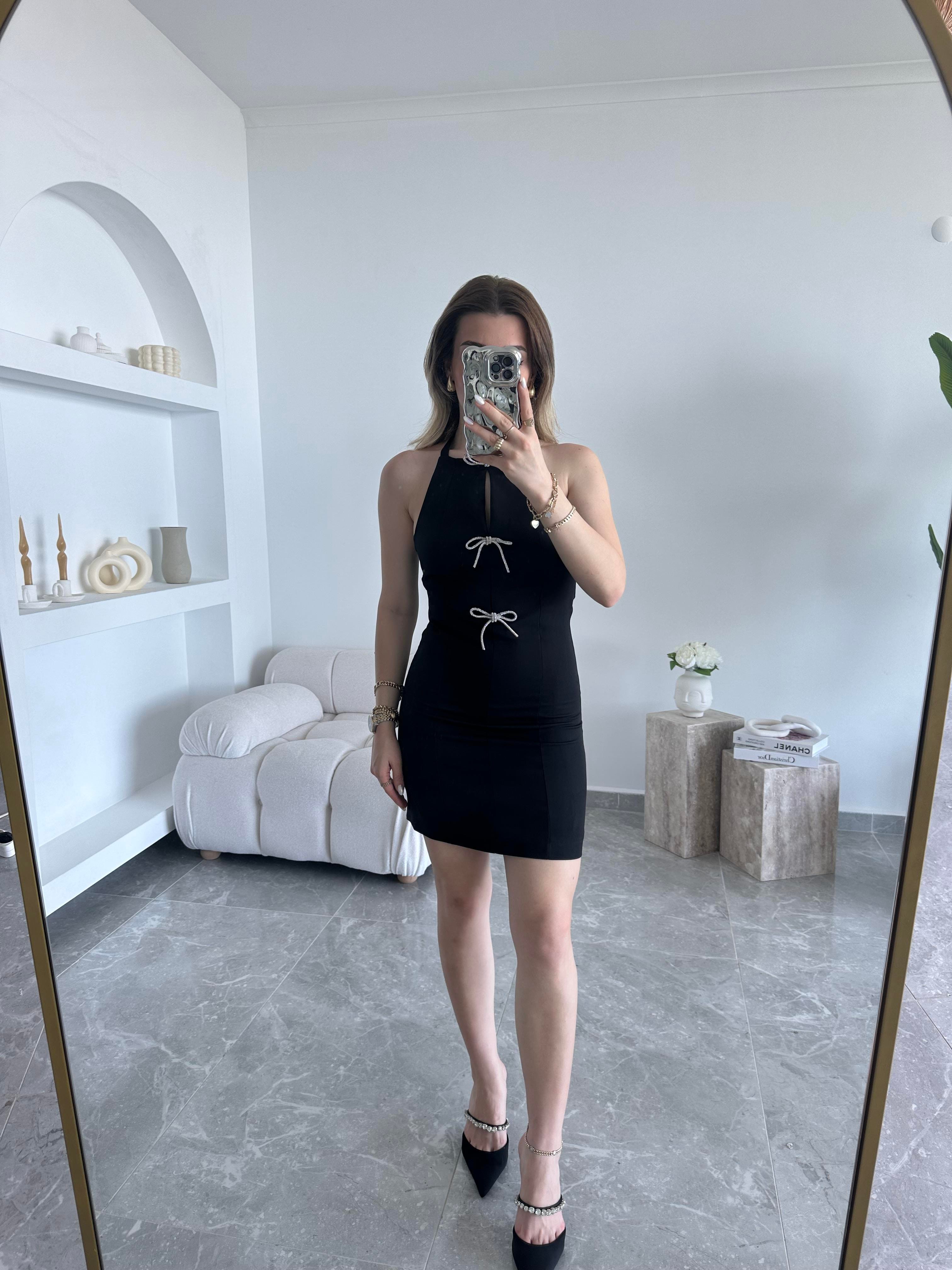 Marka Model Parlak Taşlı Fiyonklu Siyah Mini Elbise