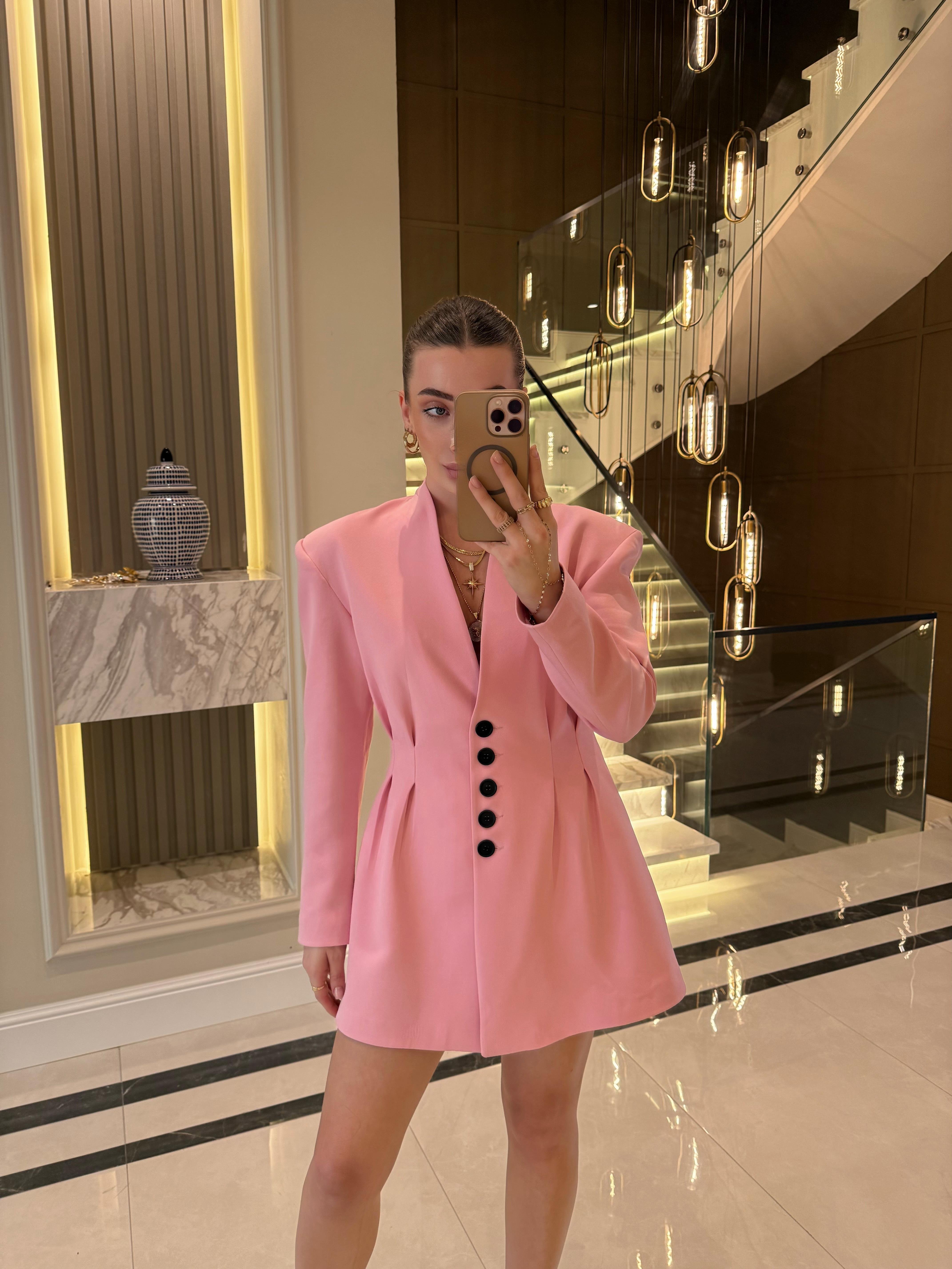 Pembe Belden Oturmalı Vatkalı Ceket-Etek Takım