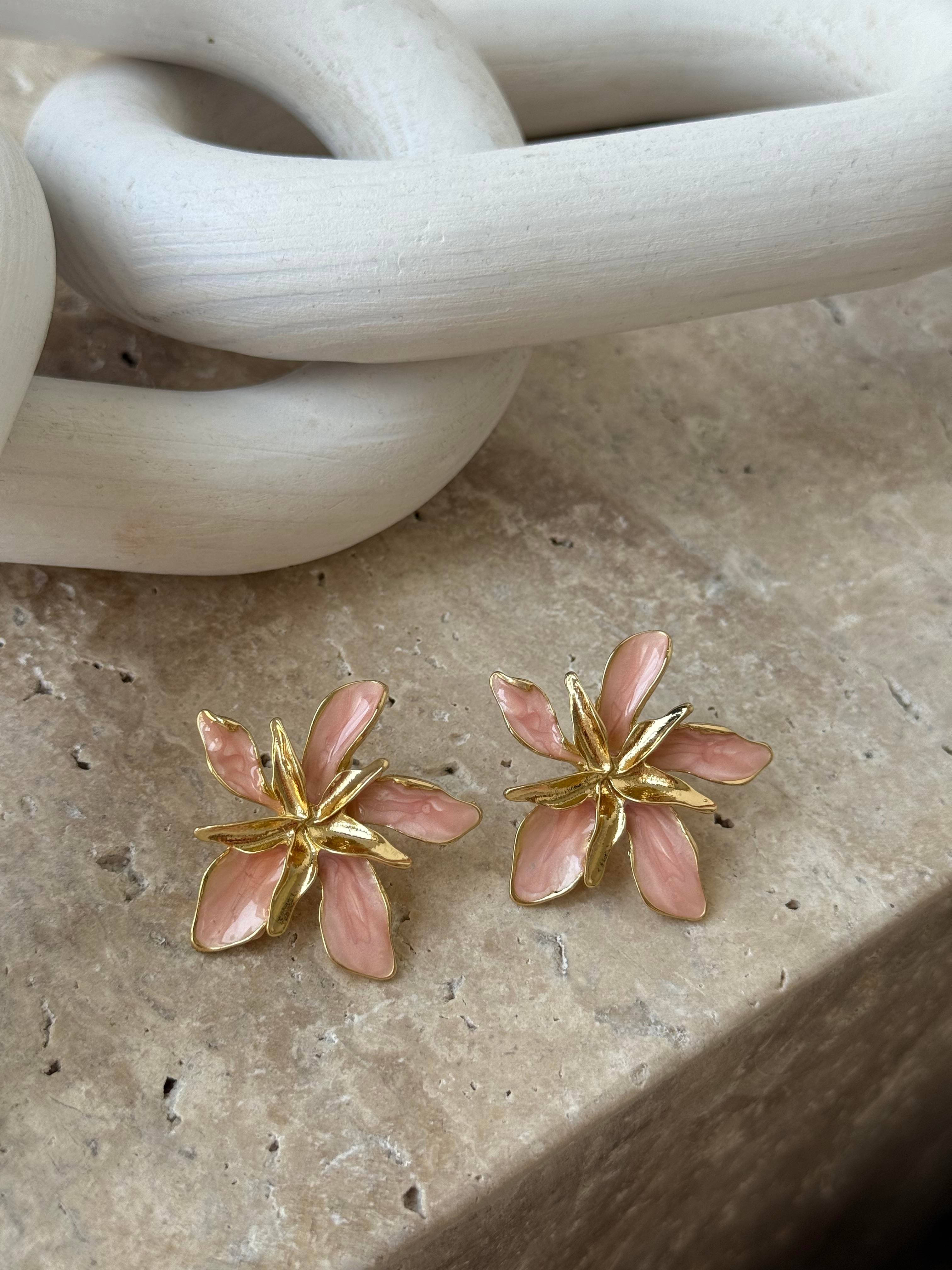 Pembe Mineli Mini Çiçek Küpe 