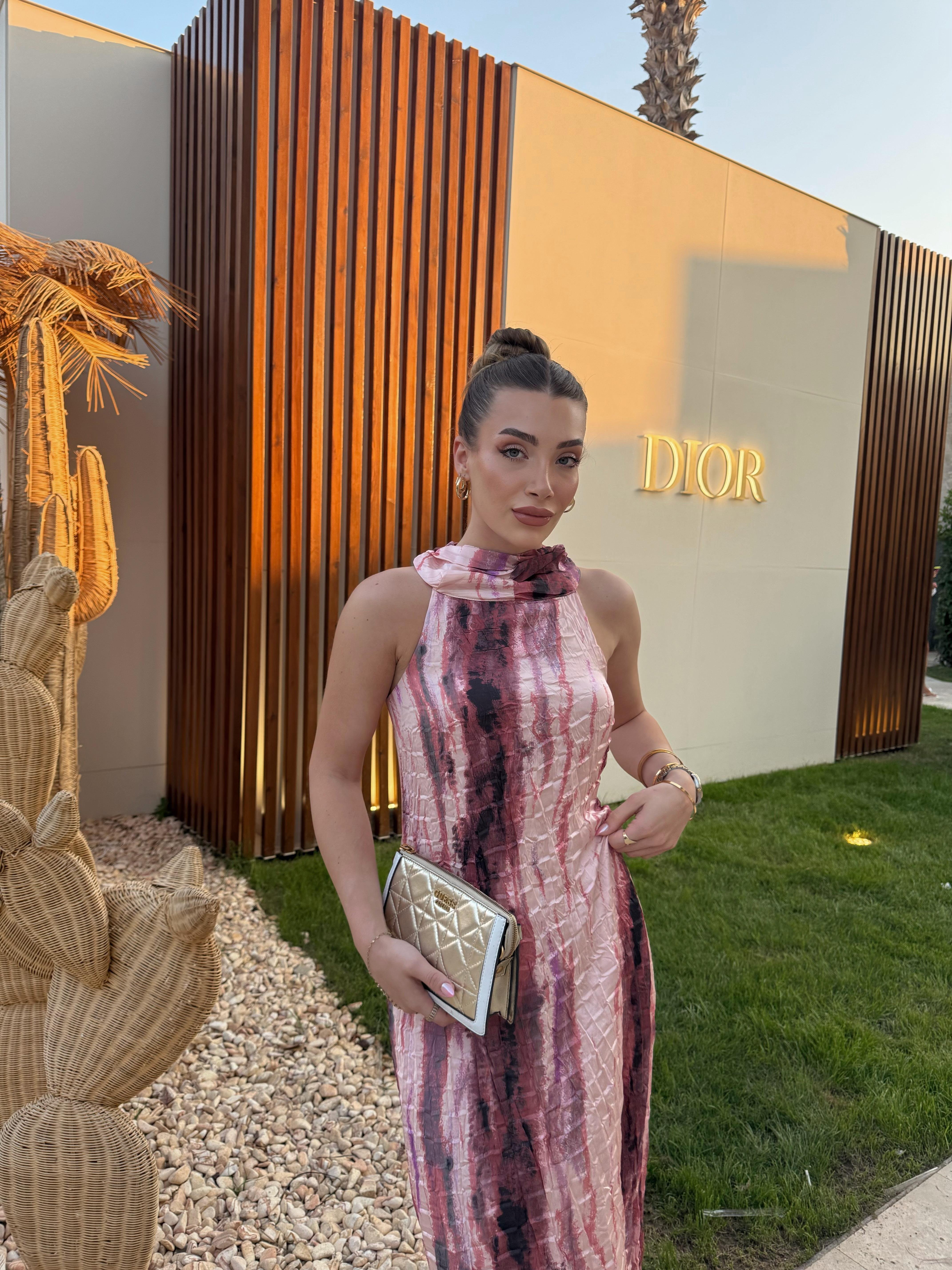 Saten Boyun Detaylı Batik Desenli Elbise