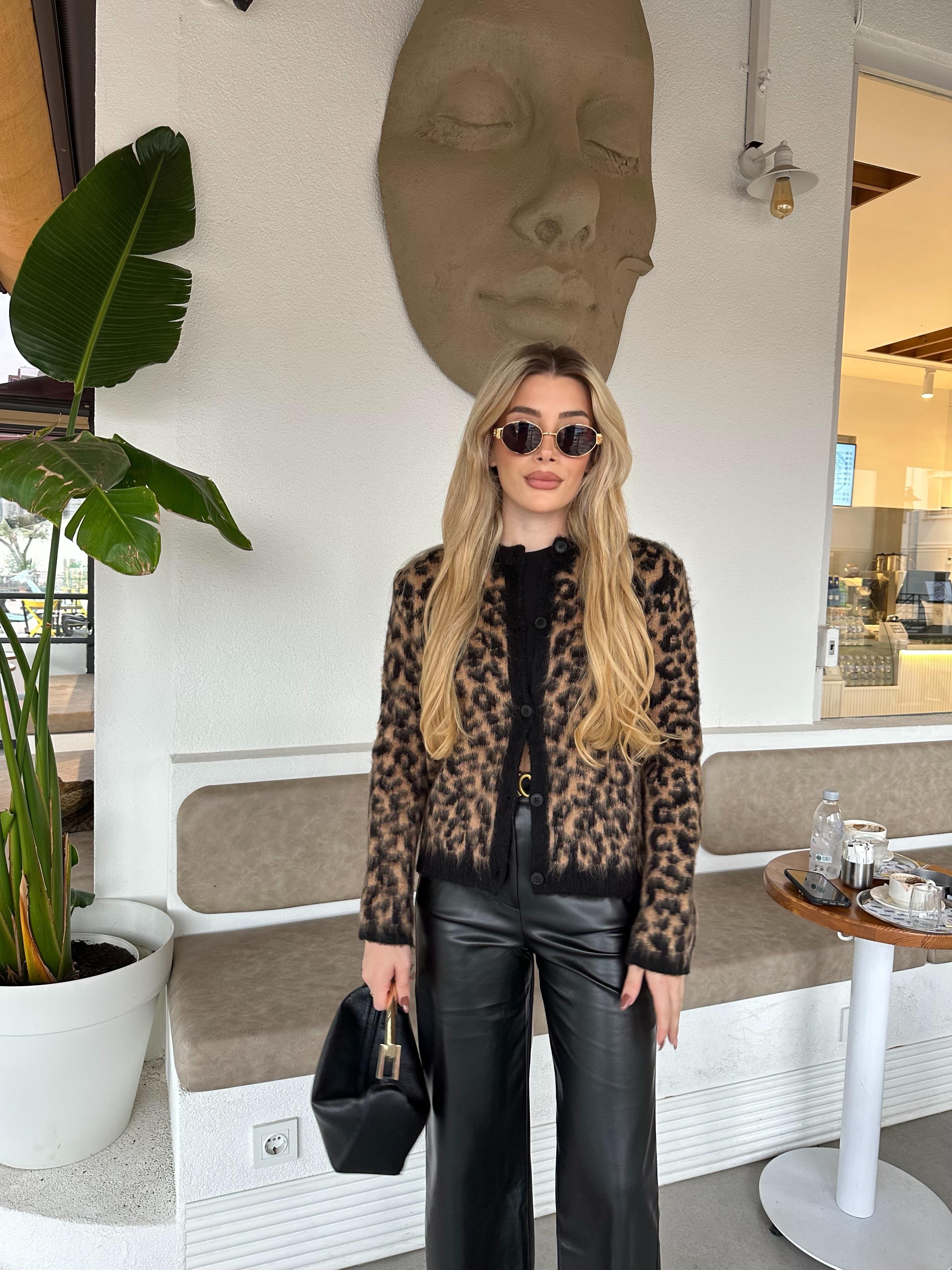 Siyah-Camel Yumoş Dokulu Leopar Desenli Düğmeli Hırka
