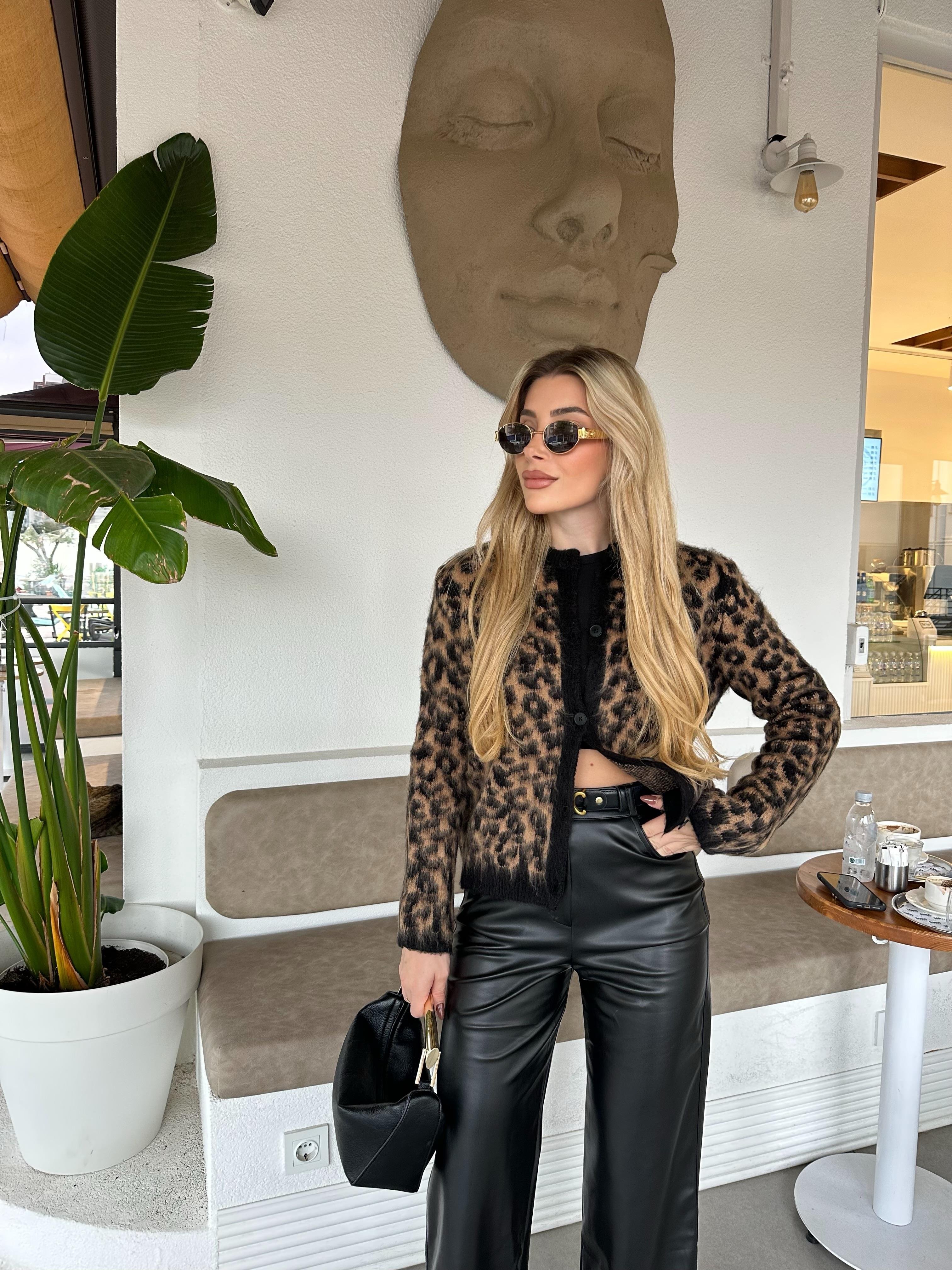 Siyah-Camel Yumoş Dokulu Leopar Desenli Düğmeli Hırka