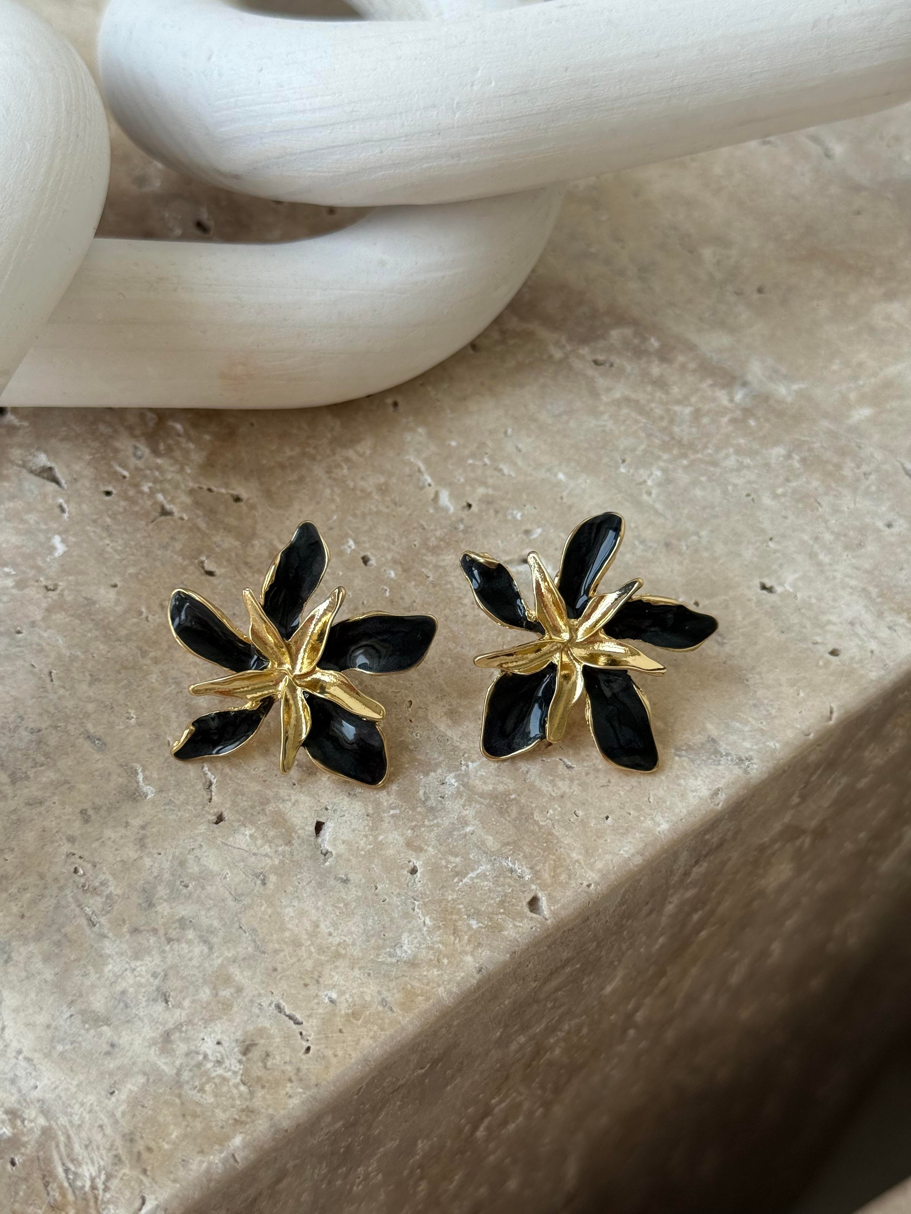 Siyah Mineli Mini Çiçek Küpe