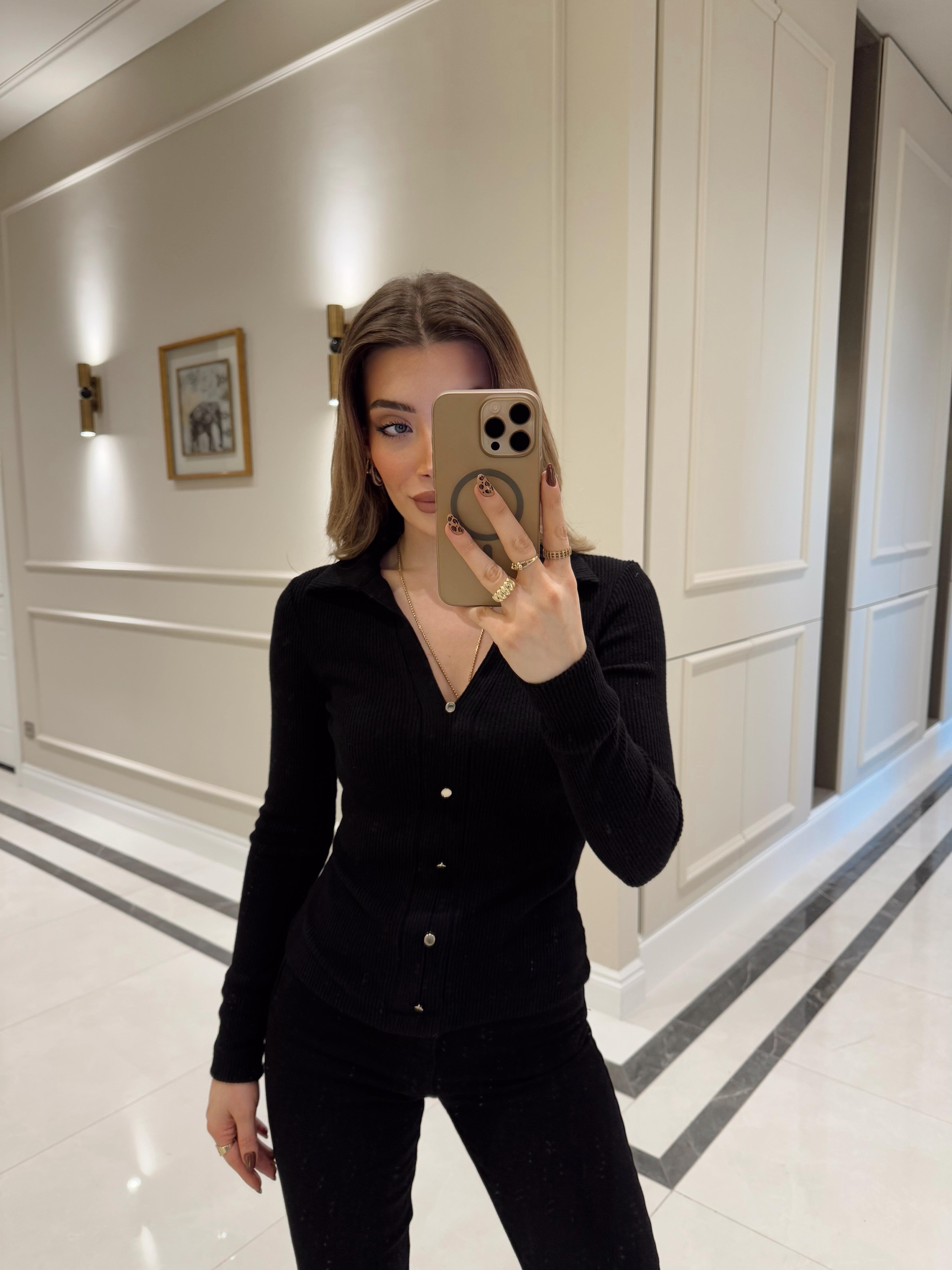 Siyah Polo Yaka Düğme Detaylı Top