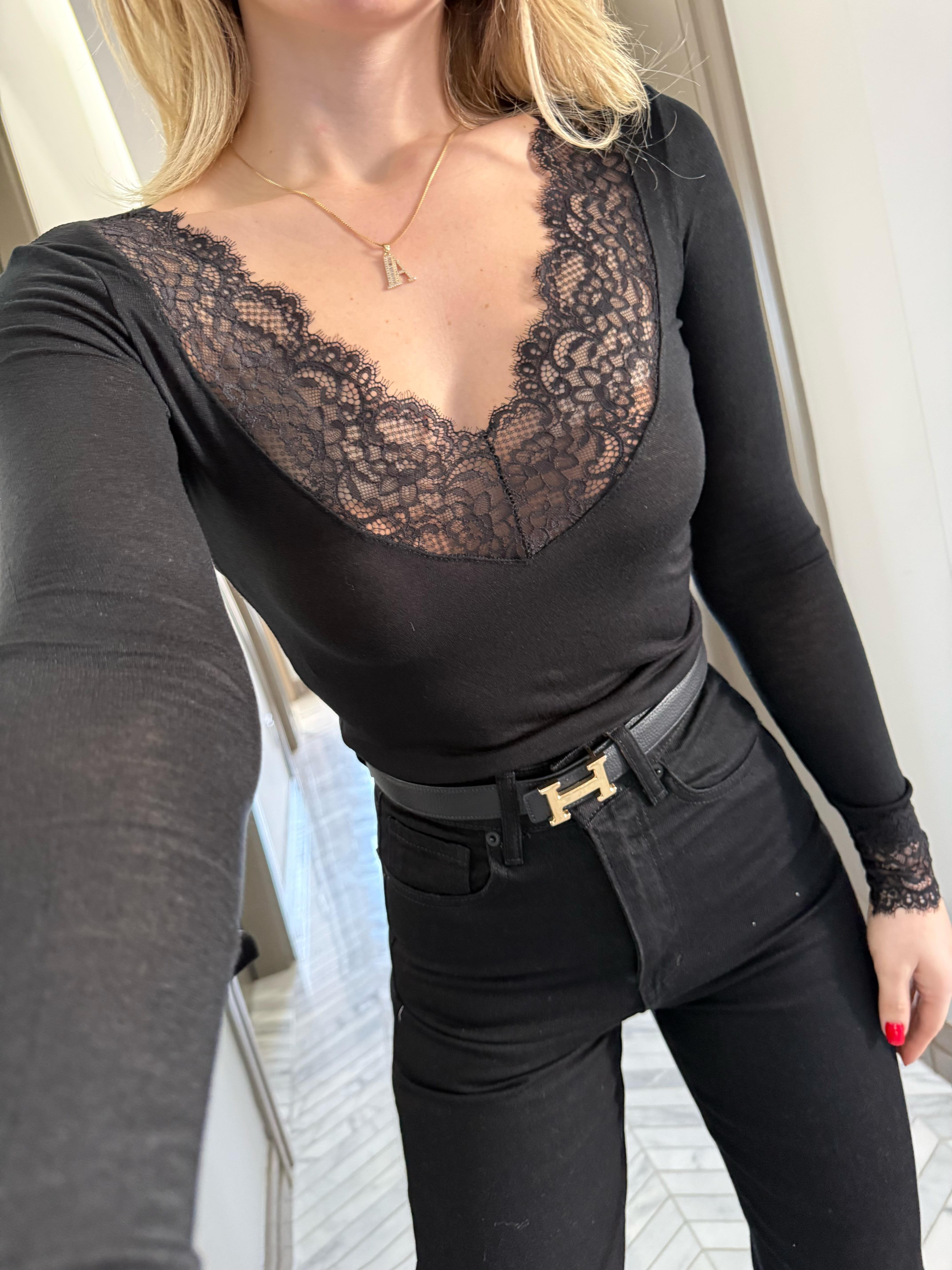 Siyah V  Yaka Dantelli Bluz