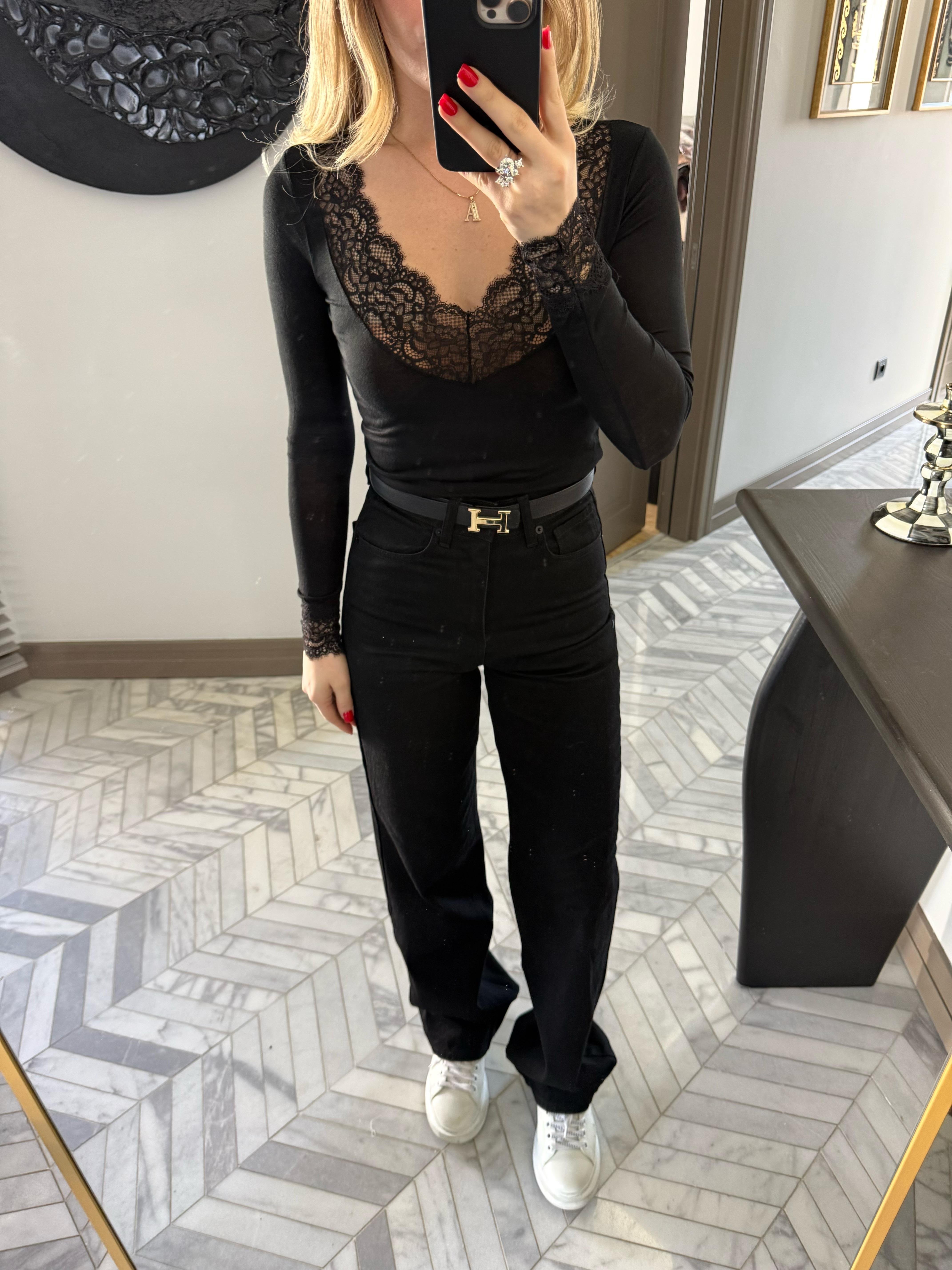 Siyah V  Yaka Dantelli Bluz