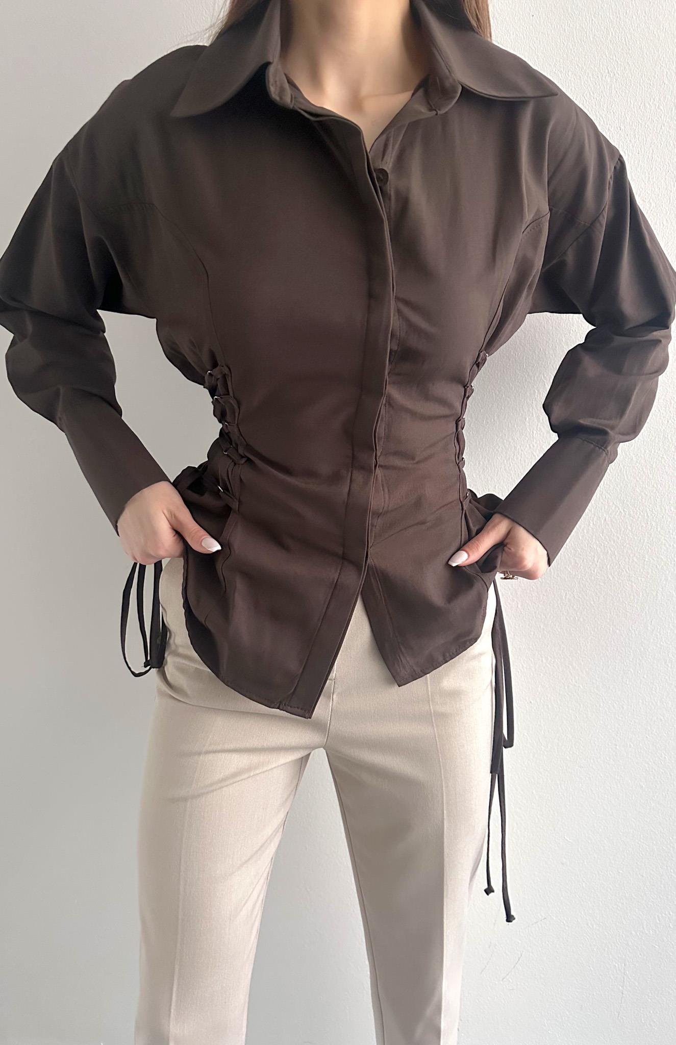 Beli 2 Yan Kuşgözü Bağcık Detaylı Bluz KAHVERENGİ