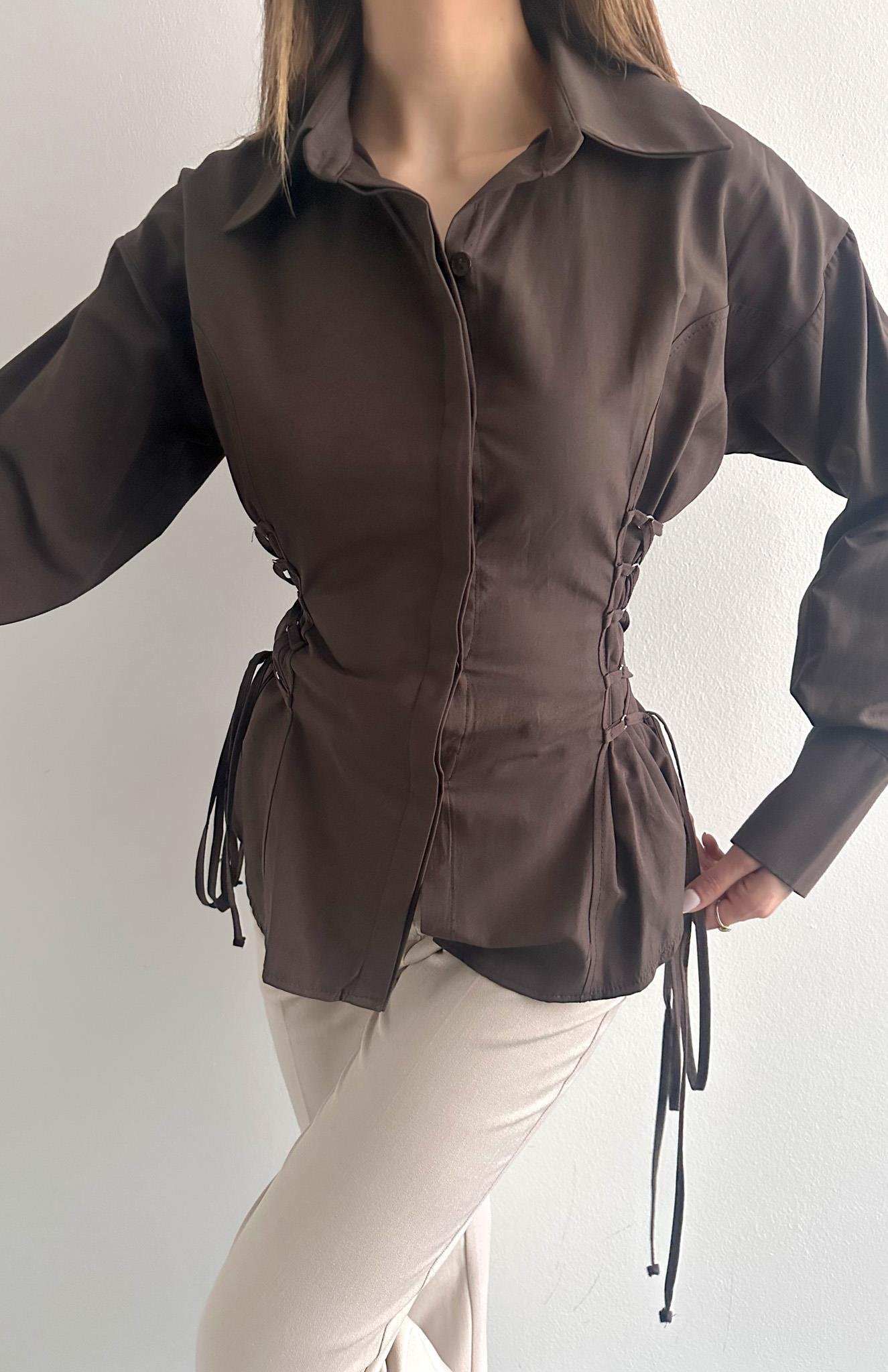 Beli 2 Yan Kuşgözü Bağcık Detaylı Bluz KAHVERENGİ