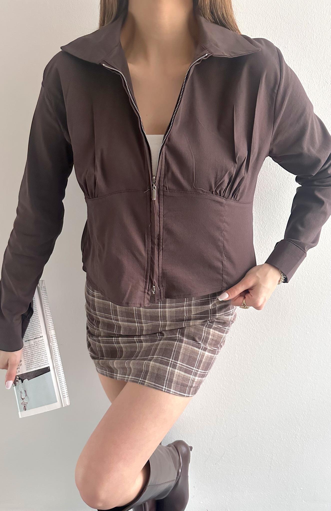 Göğüs Büzgü Detaylı Fermuarlı Bluz KAHVERENGİ