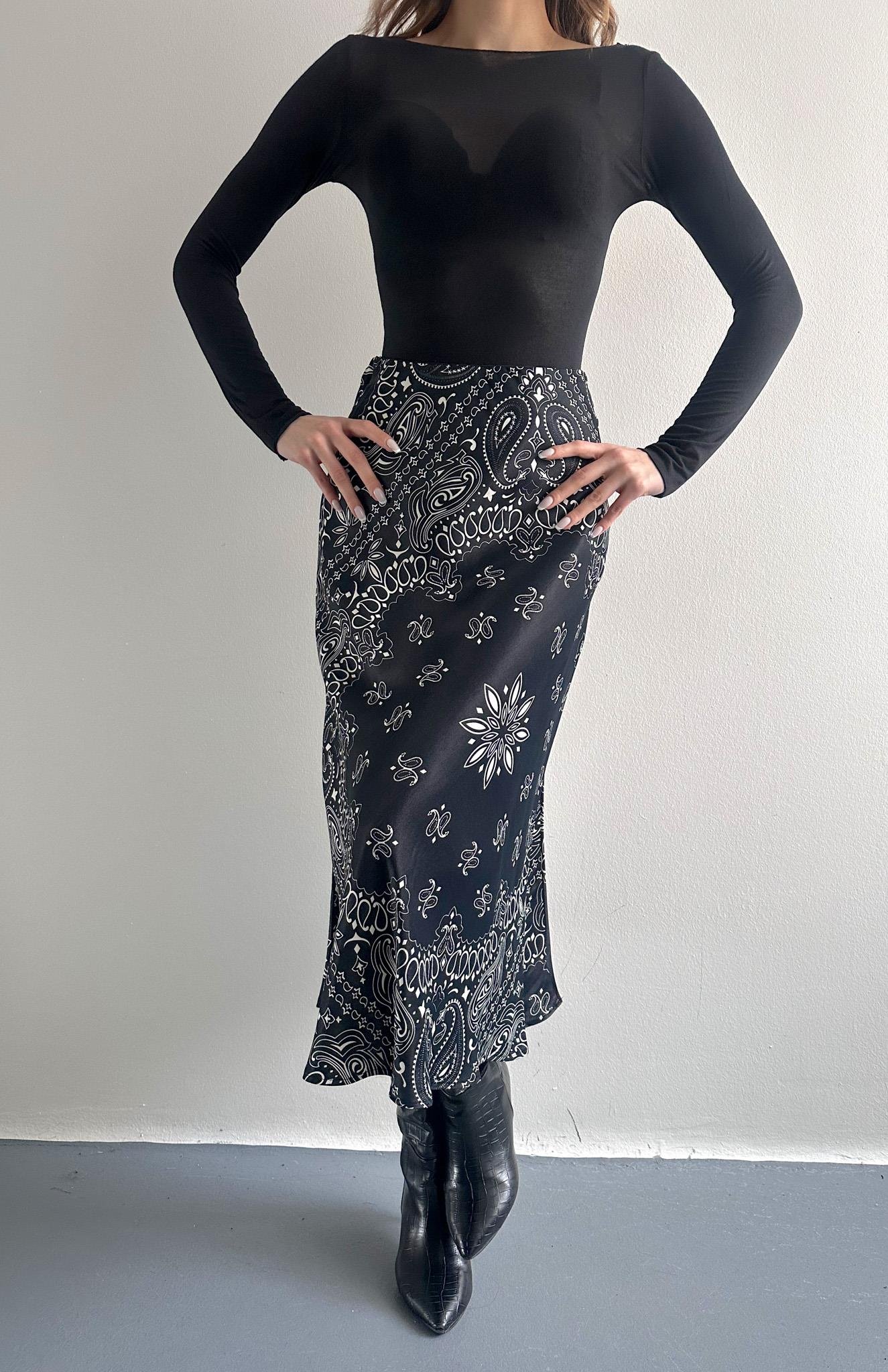 Şal Desen Saten Etek SİYAH