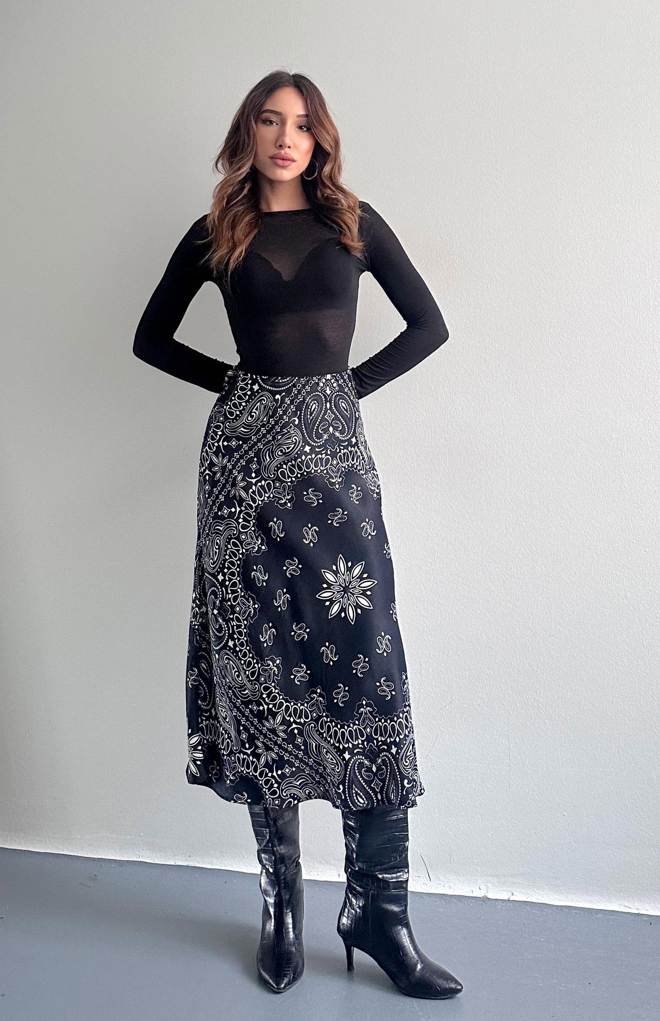 Şal Desen Saten Etek SİYAH