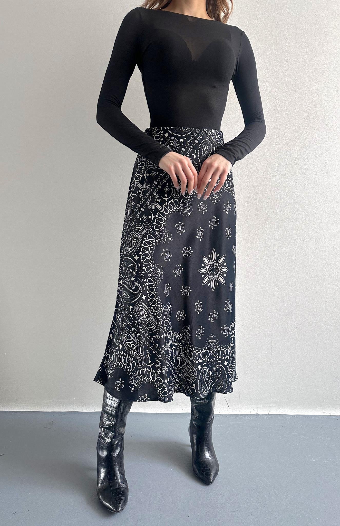 Şal Desen Saten Etek SİYAH