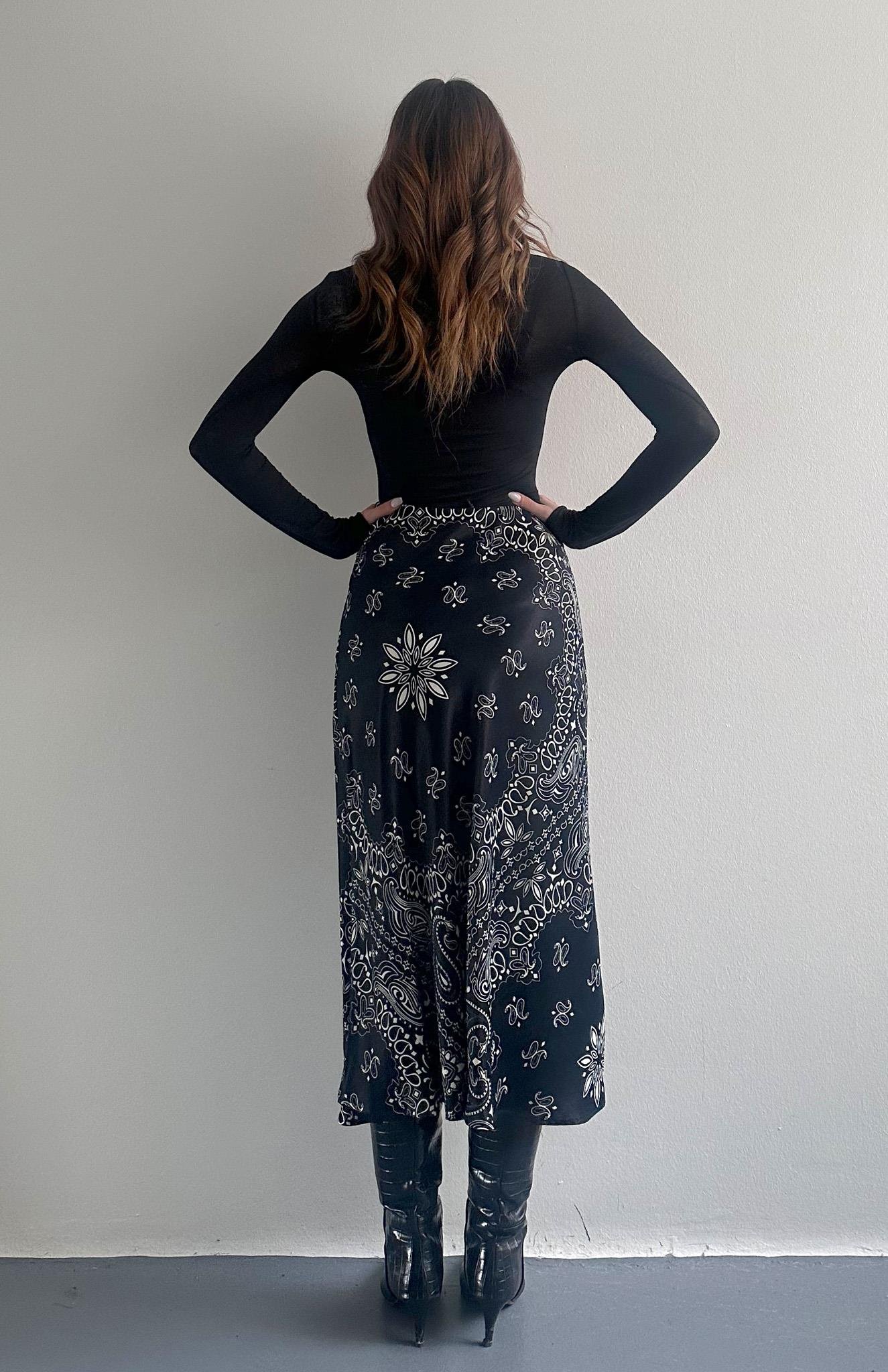 Şal Desen Saten Etek SİYAH