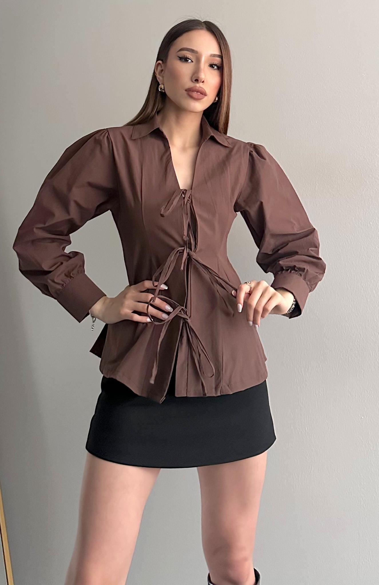 V Yaka Önü Bağlamalı Gömlek KAHVERENGİ