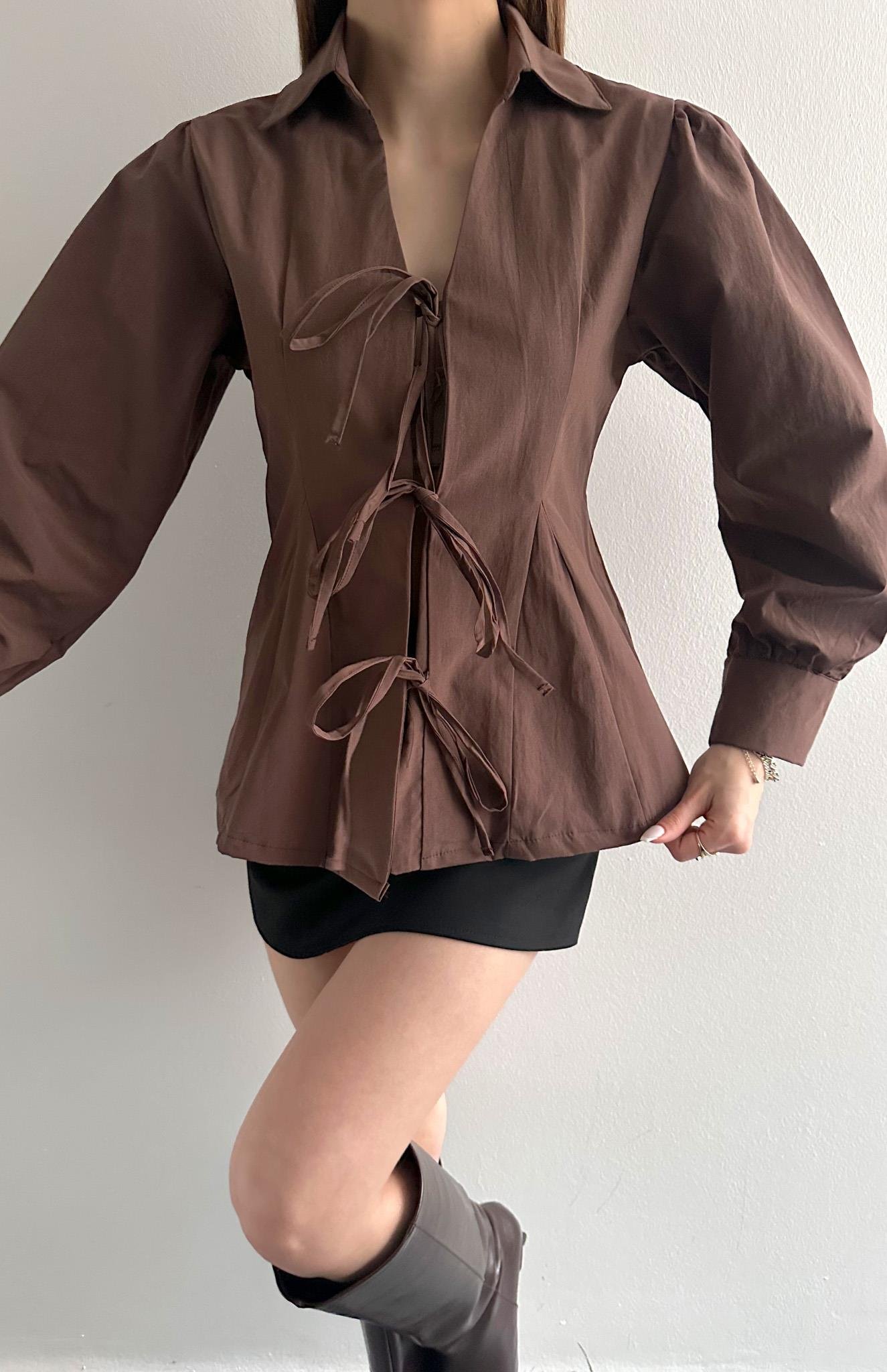 V Yaka Önü Bağlamalı Gömlek KAHVERENGİ