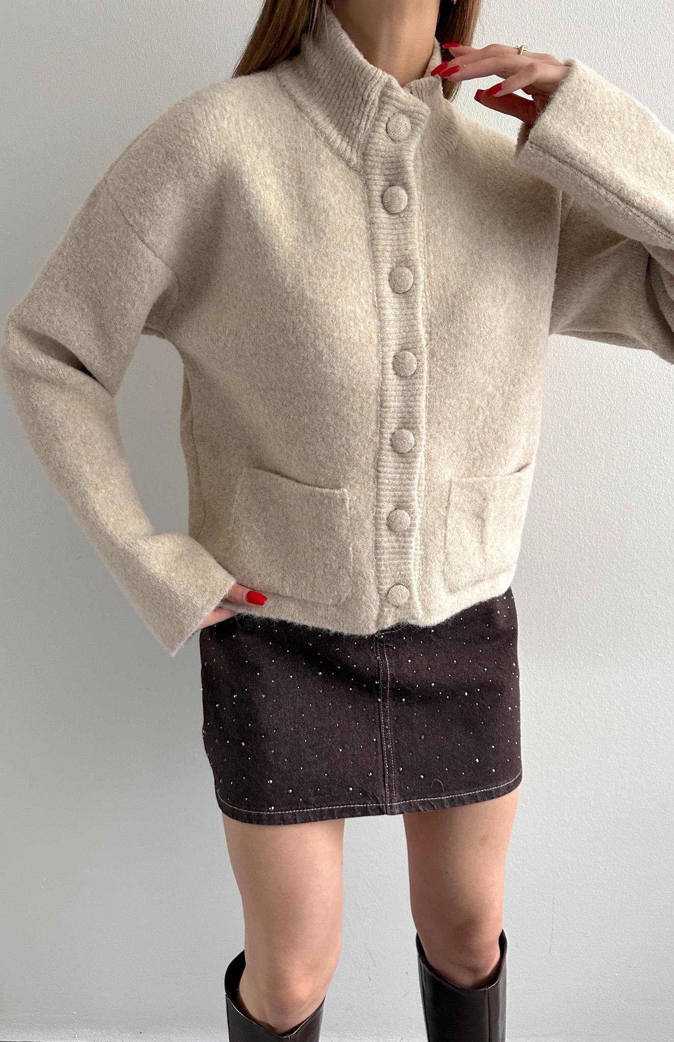 Dik Yaka Düğmeli Hırka A.BEJ