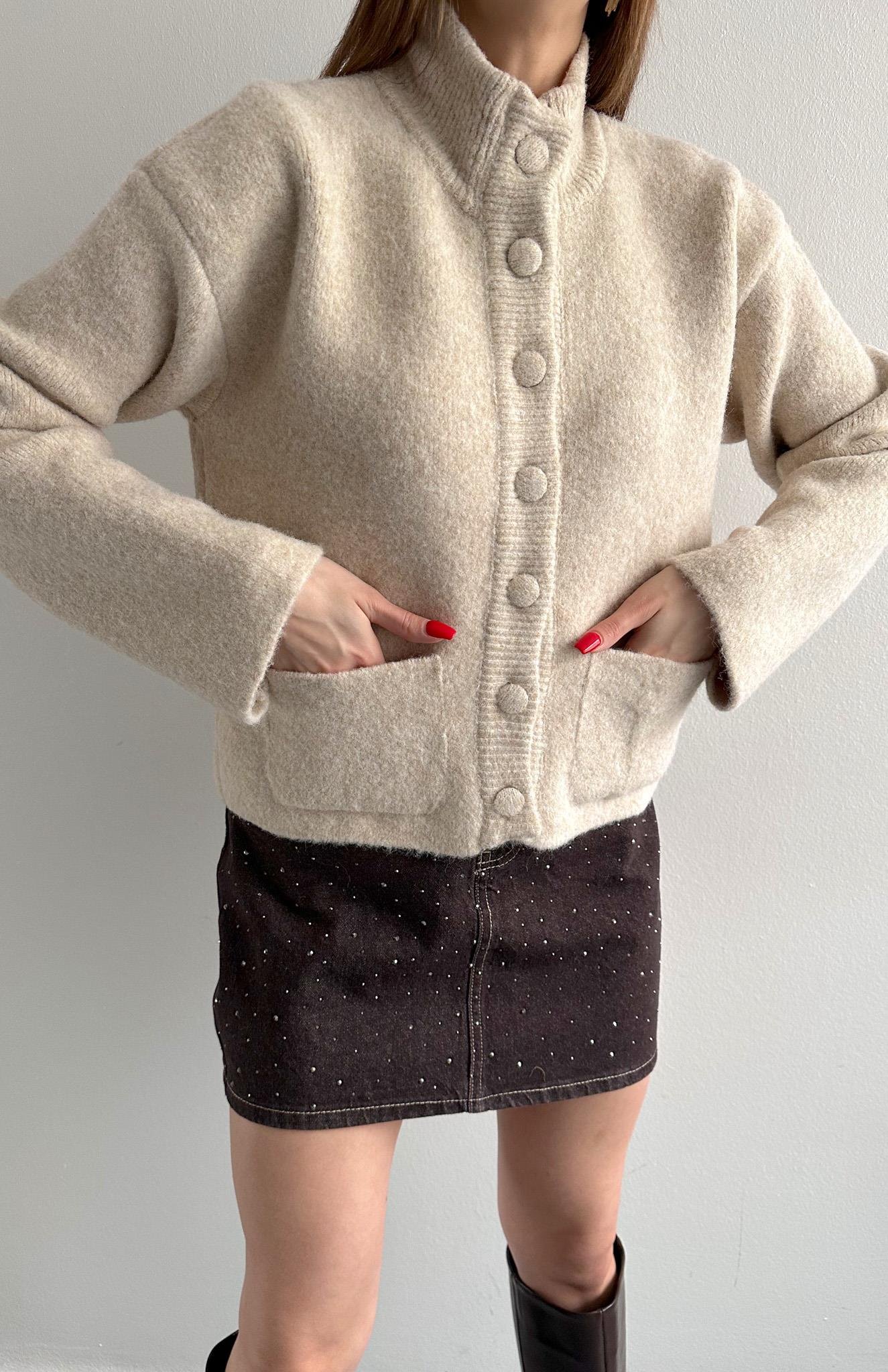 Dik Yaka Düğmeli Hırka A.BEJ